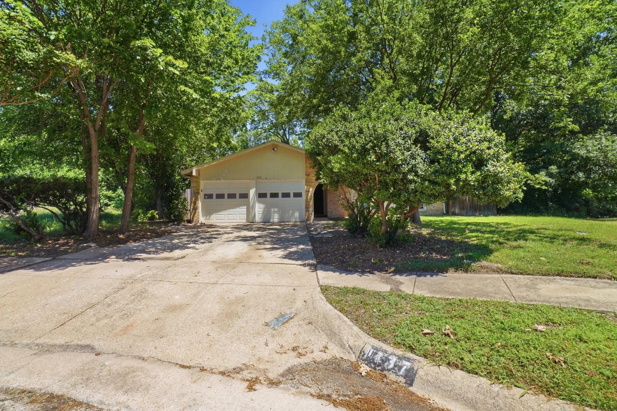 Single Family Residence For Sale in Dallas County , 1137 Meadow Creek Court, Lancaster, Texas 75146, 3 Bedroom, 2 Bathroom, 2 Garage spaces, 1,597 Sqft, built in 1979, mls#21268043, Real Estate Agent in Lancaster, Homes For Sale in Dallas county, Homes For Sale in Lancaster, Realtor in Lancaster Texas, Real Estate Brokerage Independent Realty Texas, Luminita Cordes Realtor