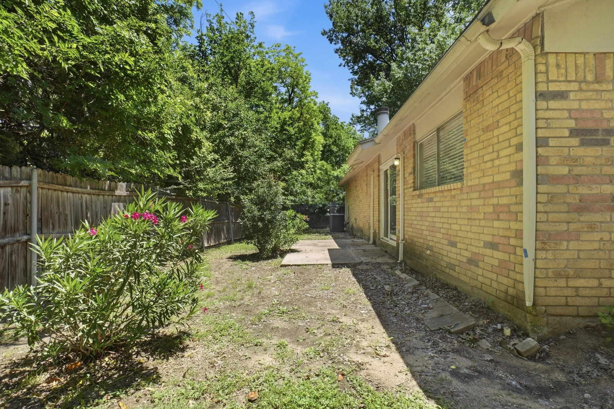 Single Family Residence For Sale in Dallas County , 1137 Meadow Creek Court, Lancaster, Texas 75146, 3 Bedroom, 2 Bathroom, 2 Garage spaces, 1,597 Sqft, built in 1979, mls#21268043, Real Estate Agent in Lancaster, Homes For Sale in Dallas county, Homes For Sale in Lancaster, Realtor in Lancaster Texas, Real Estate Brokerage Independent Realty Texas, Luminita Cordes Realtor