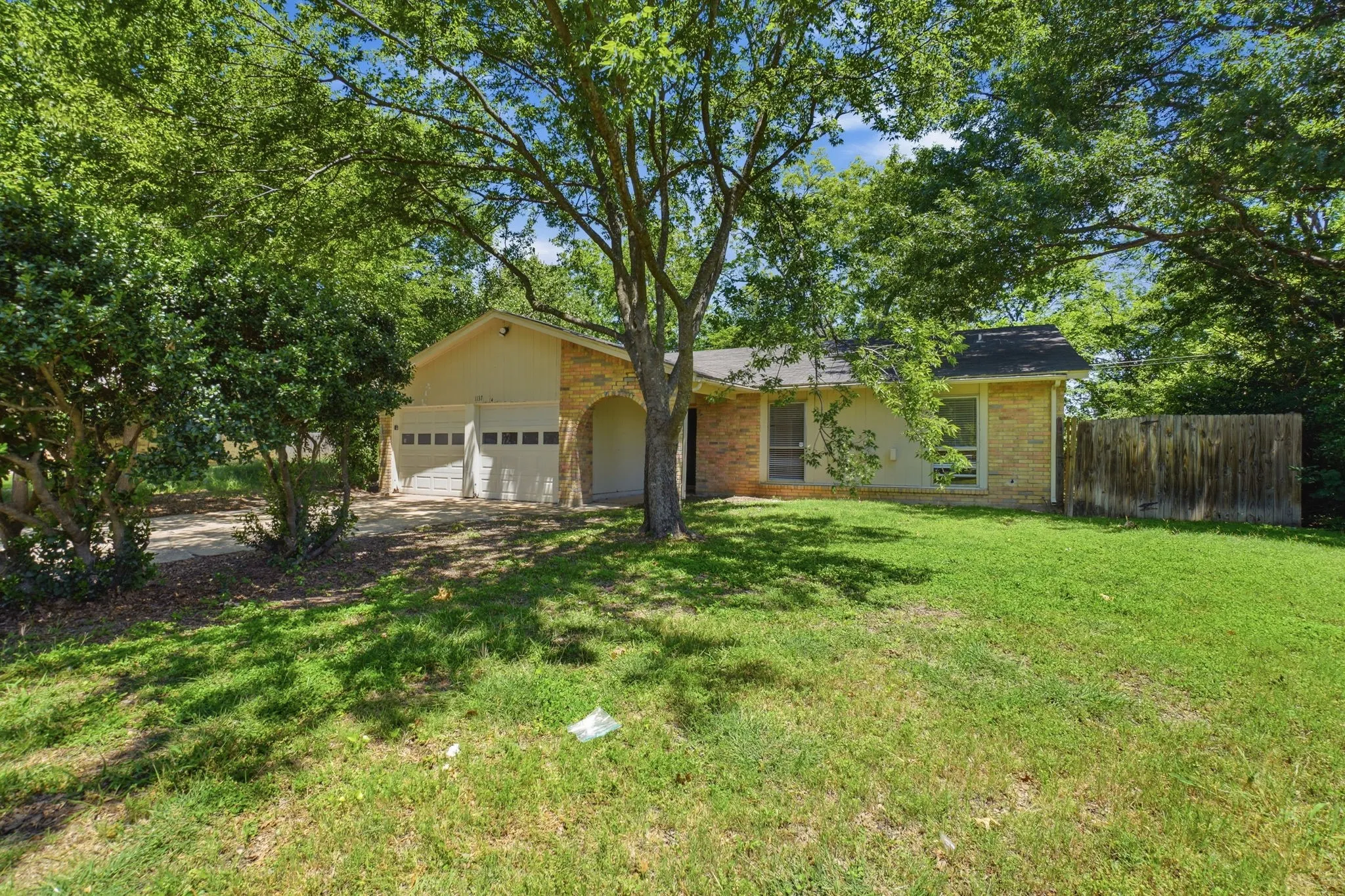 Single Family Residence For Sale in Dallas County , 1137 Meadow Creek Court, Lancaster, Texas 75146, 3 Bedroom, 2 Bathroom, 2 Garage spaces, 1,597 Sqft, built in 1979, mls#21268043, Real Estate Agent in Lancaster, Homes For Sale in Dallas county, Homes For Sale in Lancaster, Realtor in Lancaster Texas, Real Estate Brokerage Independent Realty Texas, Luminita Cordes Realtor