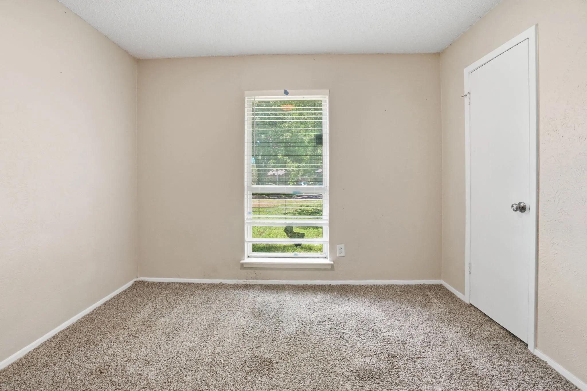 Single Family Residence For Sale in Dallas County , 1137 Meadow Creek Court, Lancaster, Texas 75146, 3 Bedroom, 2 Bathroom, 2 Garage spaces, 1,597 Sqft, built in 1979, mls#21268043, Real Estate Agent in Lancaster, Homes For Sale in Dallas county, Homes For Sale in Lancaster, Realtor in Lancaster Texas, Real Estate Brokerage Independent Realty Texas, Luminita Cordes Realtor