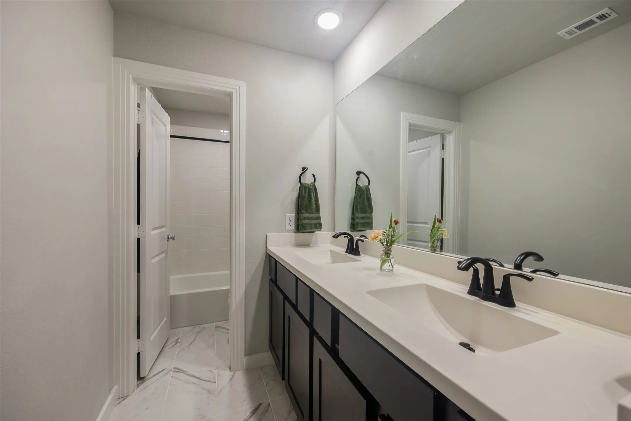Single Family Residence For Sale in Grayson County , 1821 Eagle Landing, Van Alstyne, Texas 75495, 5 Bedroom, 3 Bathroom, 2 Garage spaces, 2,572 Sqft, built in 2021, Price $389,000, mls#21269599, Real Estate Agent in Van Alstyne, Homes For Sale in Grayson county, Homes For Sale in Van Alstyne, Realtor in Van Alstyne Texas, Real Estate Brokerage Independent Realty Texas, Luminita Cordes Realtor