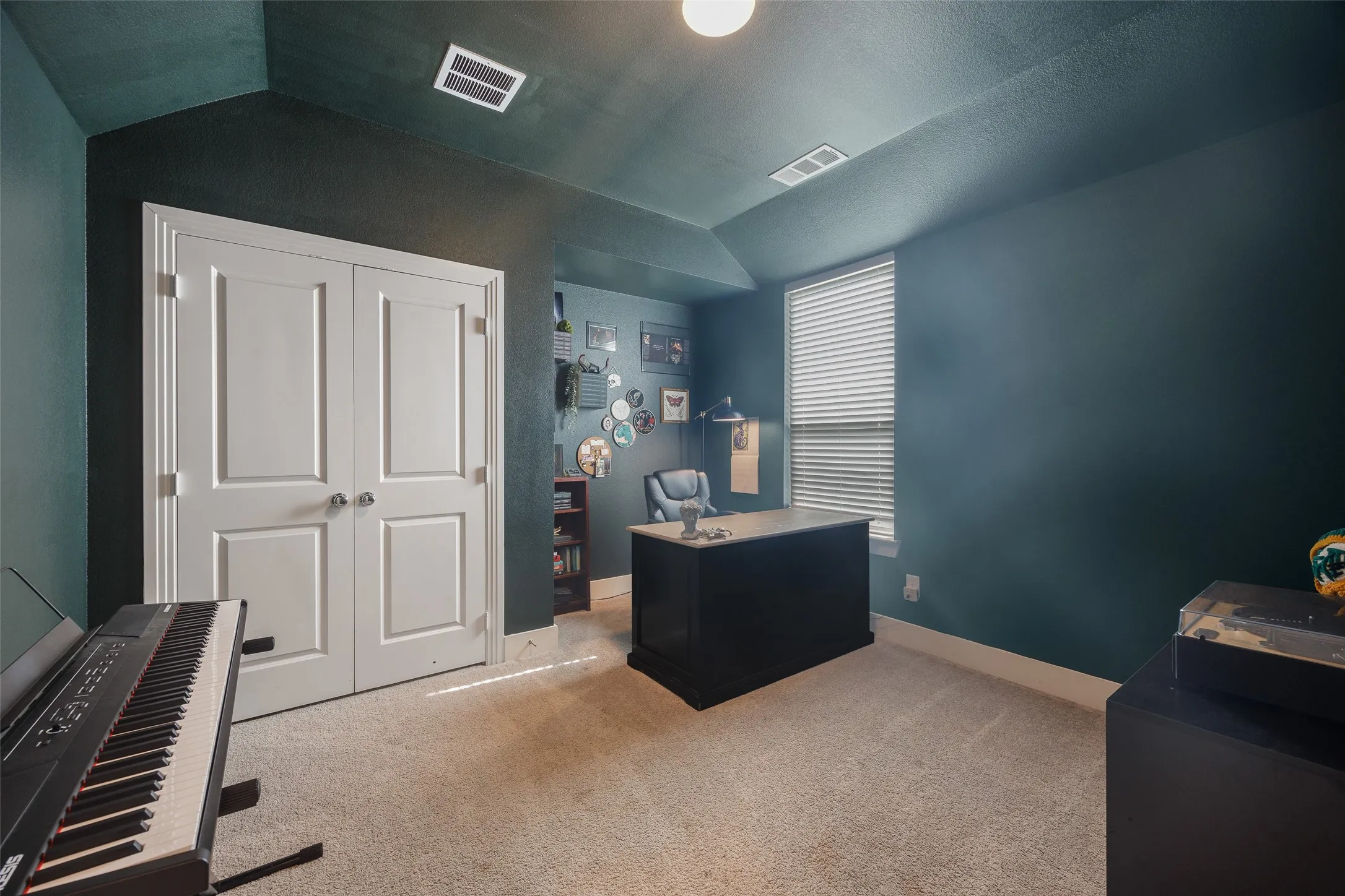 Single Family Residence For Sale in Grayson County , 1821 Eagle Landing, Van Alstyne, Texas 75495, 5 Bedroom, 3 Bathroom, 2 Garage spaces, 2,572 Sqft, built in 2021, Price $389,000, mls#21269599, Real Estate Agent in Van Alstyne, Homes For Sale in Grayson county, Homes For Sale in Van Alstyne, Realtor in Van Alstyne Texas, Real Estate Brokerage Independent Realty Texas, Luminita Cordes Realtor