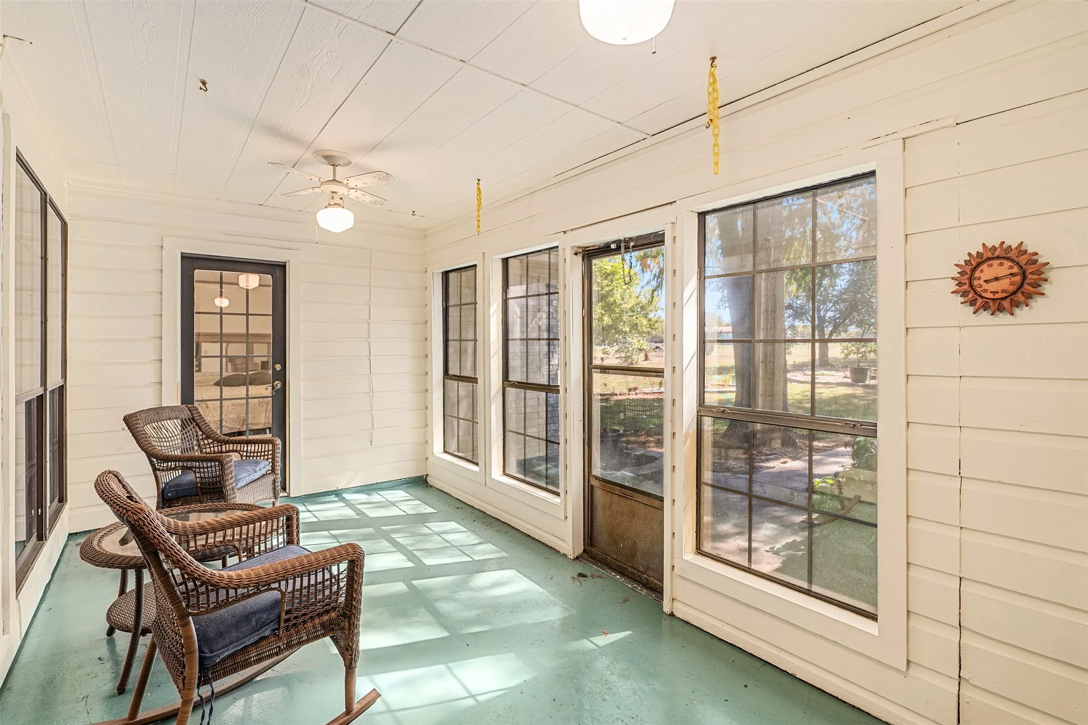 Sunroom / solarium with ceiling fan