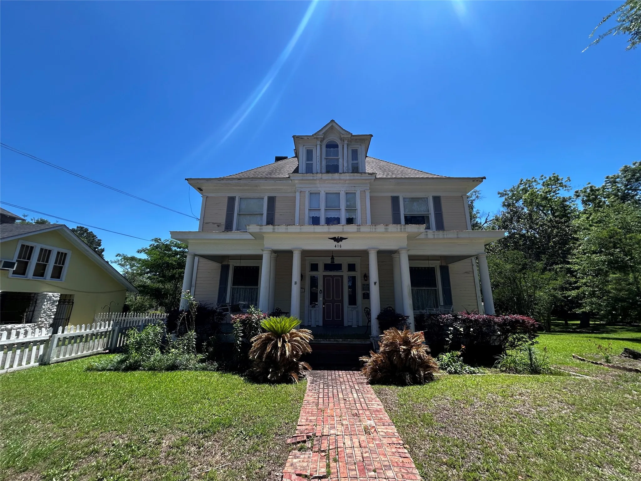Single Family Residence For Sale in Shelby County , 416 Shelbyville Street, Center, Texas 75935, 5 Bedroom, 3 Bathroom, Garage spaces, 6,316 Sqft, built in 1890, mls#21269693, Real Estate Agent in Center, Homes For Sale in Shelby county, Homes For Sale in Center, Realtor in Center Texas, Real Estate Brokerage Independent Realty Texas, Luminita Cordes Realtor