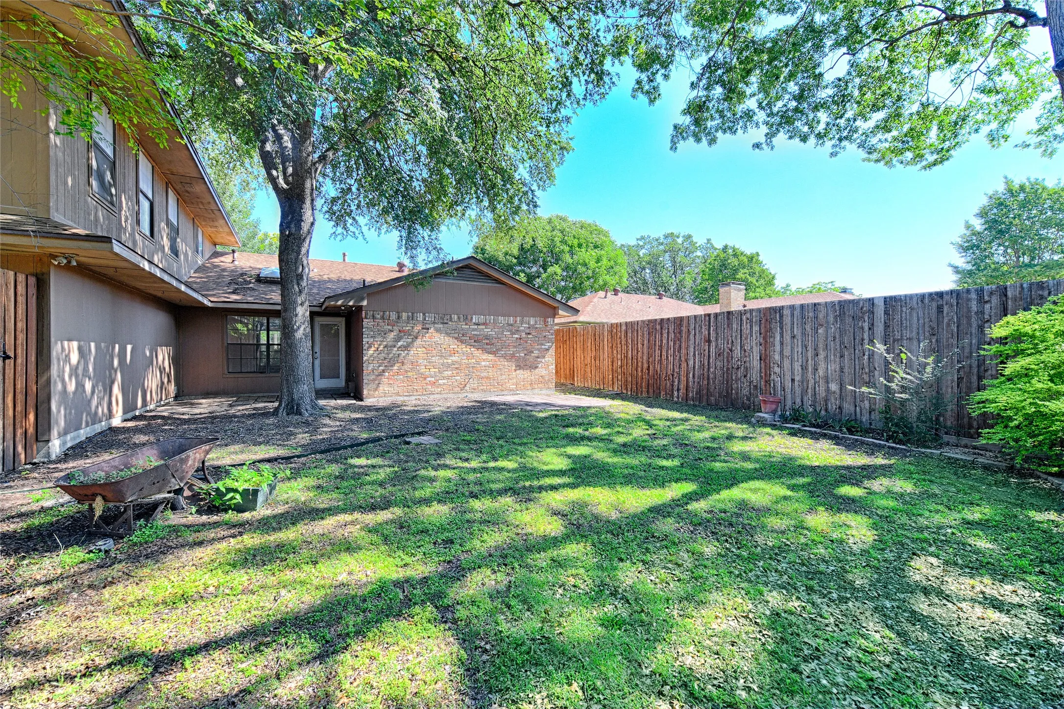 Single Family Residence For Sale in Dallas County , 614 Brookfield Drive, Garland, Texas 75040, 4 Bedroom, 3 Bathroom, 2 Garage spaces, 2,188 Sqft, built in 1974, mls#21269037, Real Estate Agent in Garland, Homes For Sale in Dallas county, Homes For Sale in Garland, Realtor in Garland Texas, Real Estate Brokerage Independent Realty Texas, Luminita Cordes Realtor