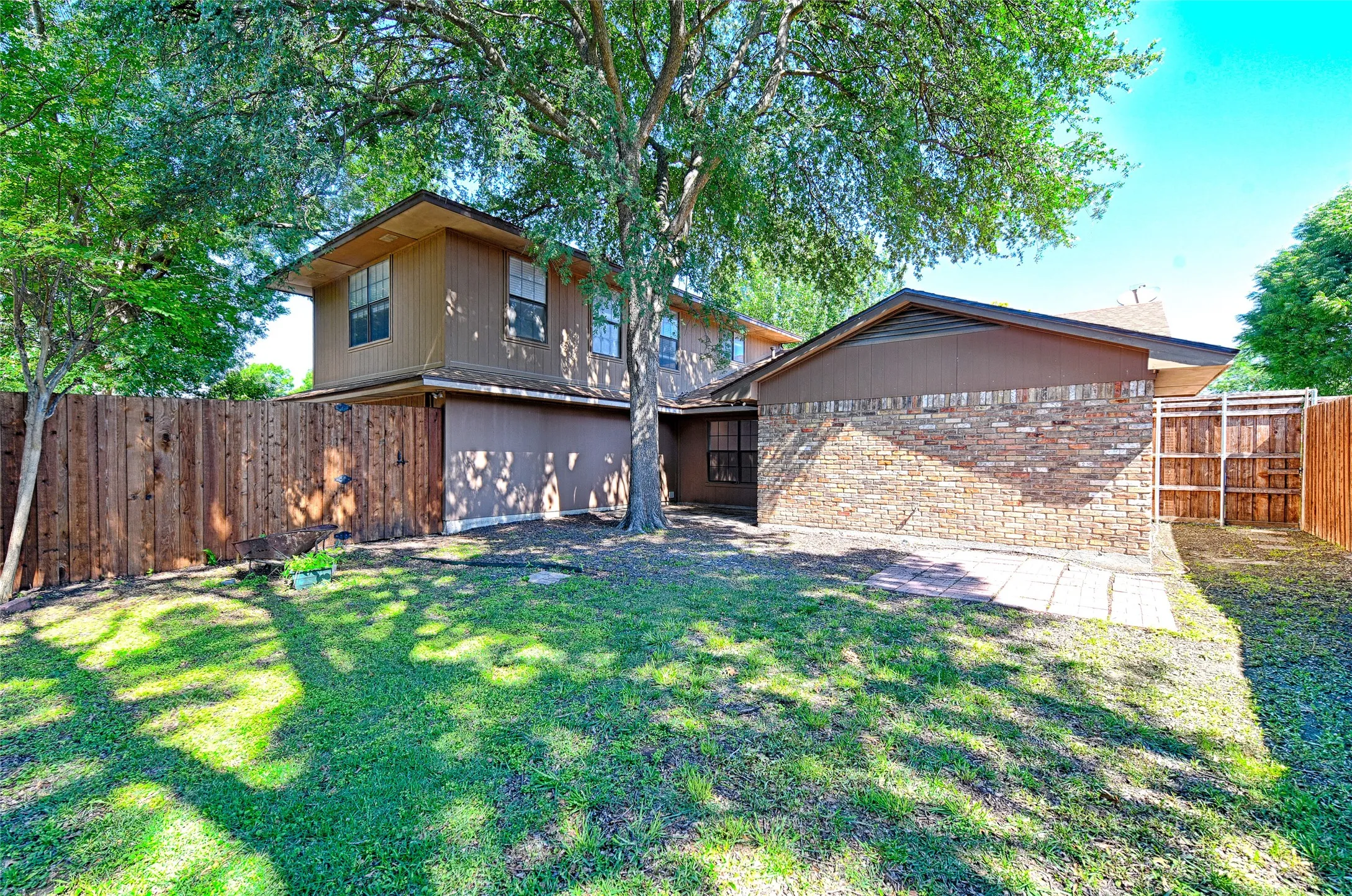 Single Family Residence For Sale in Dallas County , 614 Brookfield Drive, Garland, Texas 75040, 4 Bedroom, 3 Bathroom, 2 Garage spaces, 2,188 Sqft, built in 1974, mls#21269037, Real Estate Agent in Garland, Homes For Sale in Dallas county, Homes For Sale in Garland, Realtor in Garland Texas, Real Estate Brokerage Independent Realty Texas, Luminita Cordes Realtor