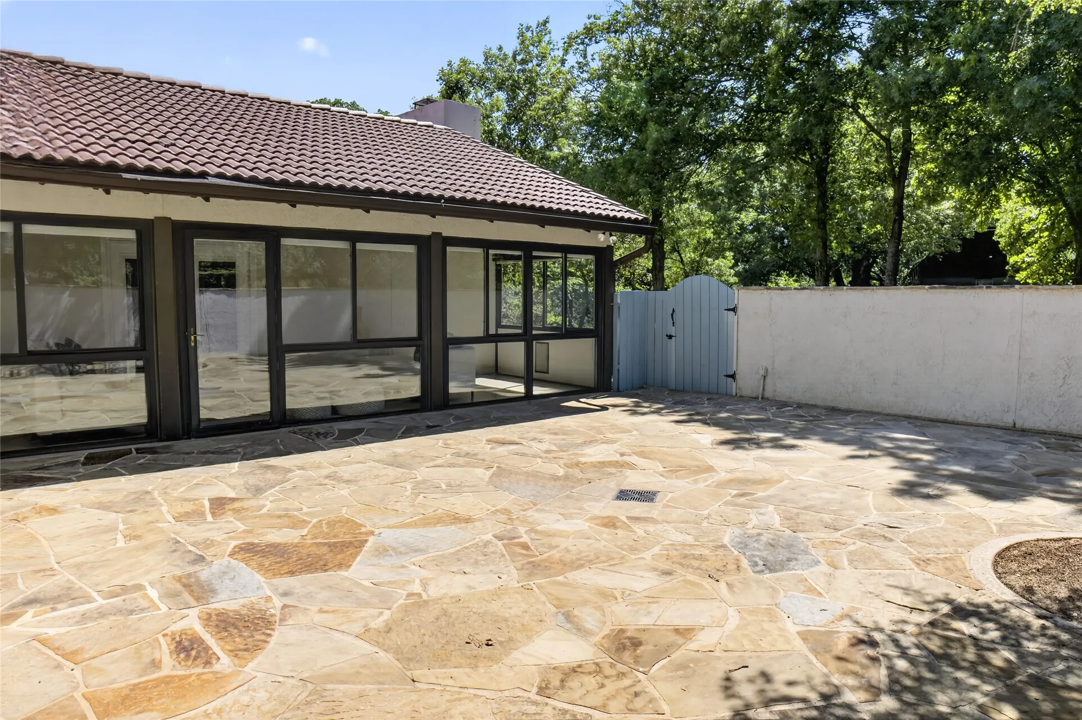 Side courtyard fenced in patio area