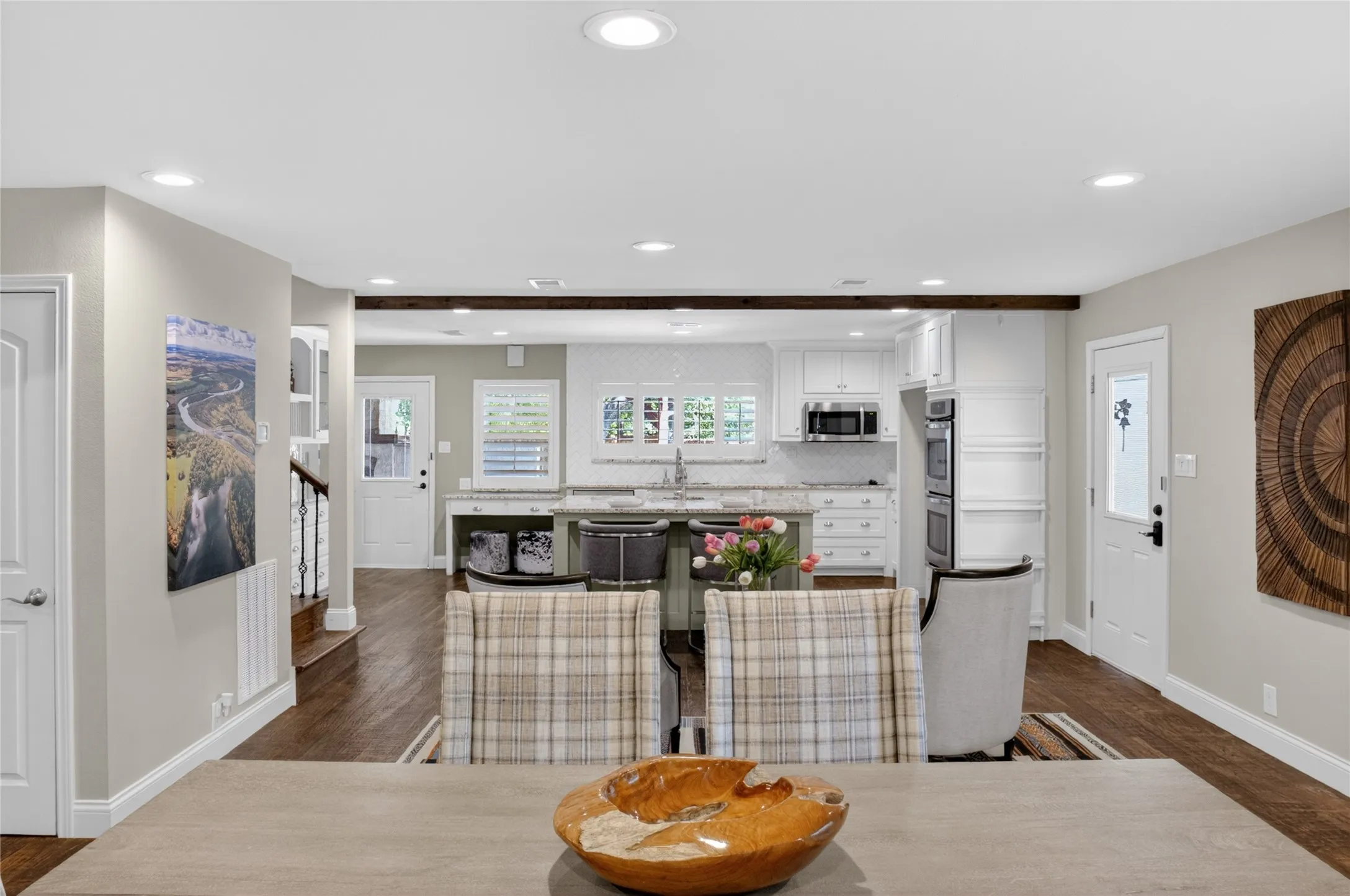 Another view of the dining area looking into the kitchen - open floorplan great for entertaining