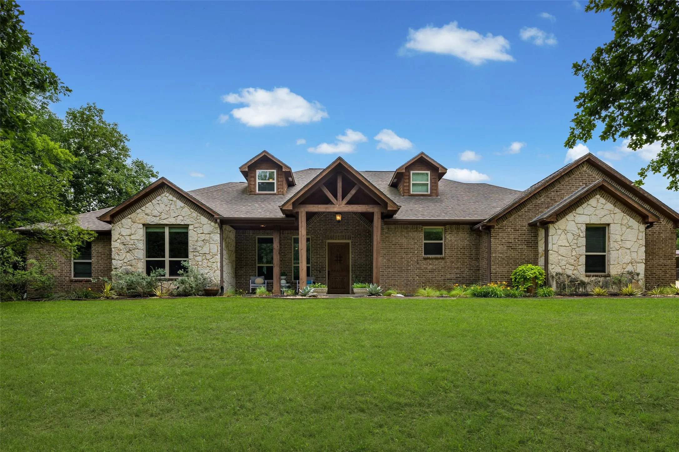 Single Family Residence For Sale in Kaufman County , 247 River Bend Trail, Combine, Texas 75159, 3 Bedroom, 3 Bathroom, 3 Garage spaces, 3,132 Sqft, built in 2014, mls#21266498, Real Estate Agent in Combine, Homes For Sale in Kaufman county, Homes For Sale in Combine, Realtor in Combine Texas, Real Estate Brokerage Independent Realty Texas, Luminita Cordes Realtor
