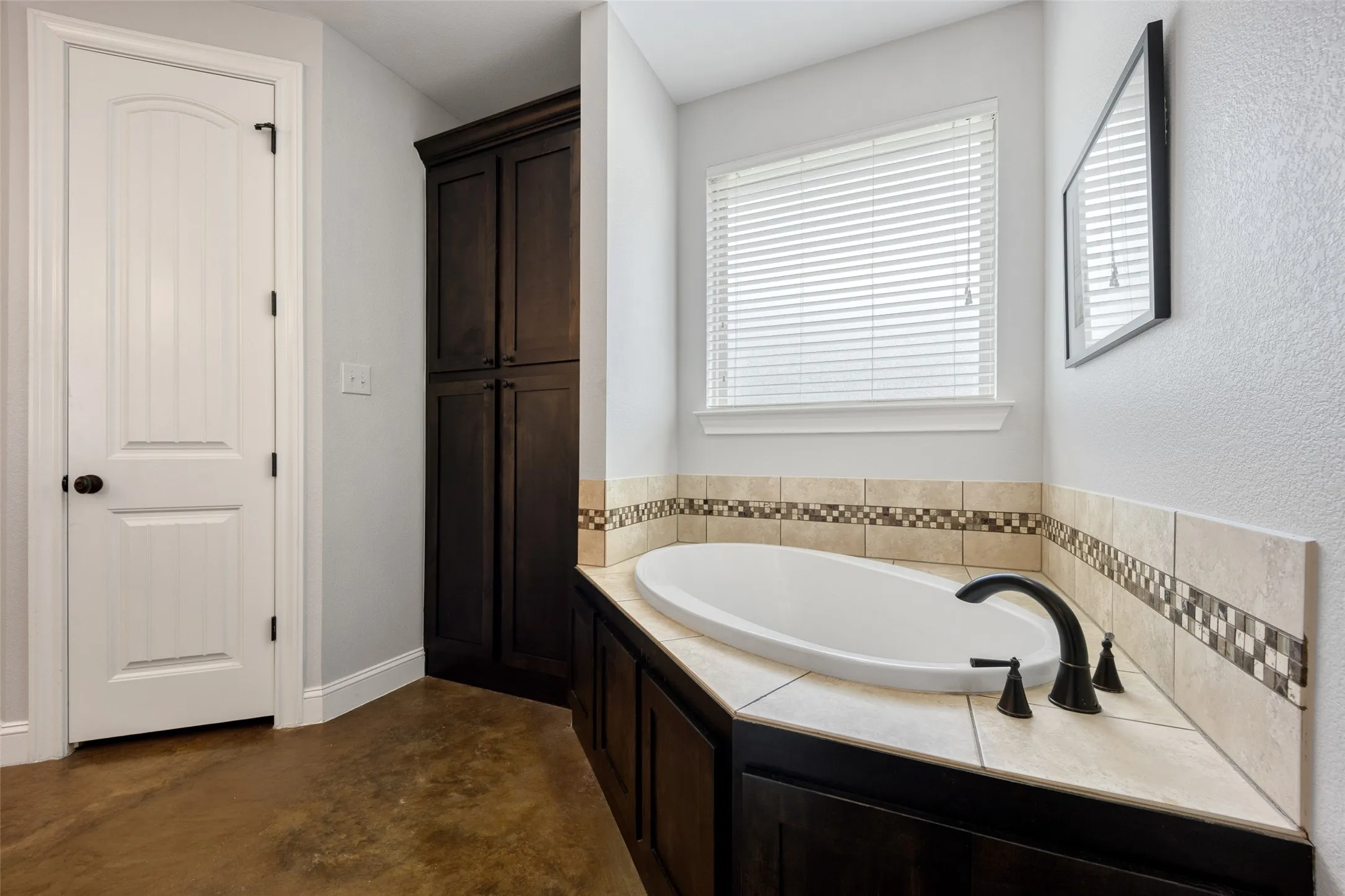 Single Family Residence For Sale in Kaufman County , 247 River Bend Trail, Combine, Texas 75159, 3 Bedroom, 3 Bathroom, 3 Garage spaces, 3,132 Sqft, built in 2014, mls#21266498, Real Estate Agent in Combine, Homes For Sale in Kaufman county, Homes For Sale in Combine, Realtor in Combine Texas, Real Estate Brokerage Independent Realty Texas, Luminita Cordes Realtor
