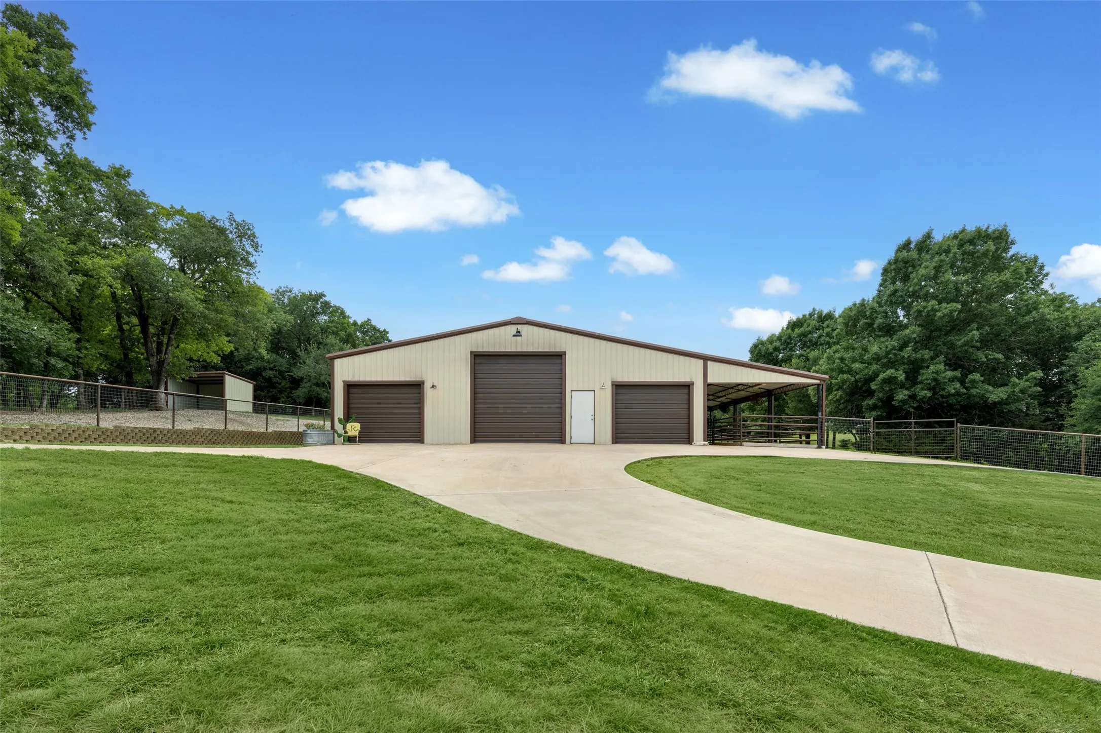 Single Family Residence For Sale in Kaufman County , 247 River Bend Trail, Combine, Texas 75159, 3 Bedroom, 3 Bathroom, 3 Garage spaces, 3,132 Sqft, built in 2014, mls#21266498, Real Estate Agent in Combine, Homes For Sale in Kaufman county, Homes For Sale in Combine, Realtor in Combine Texas, Real Estate Brokerage Independent Realty Texas, Luminita Cordes Realtor