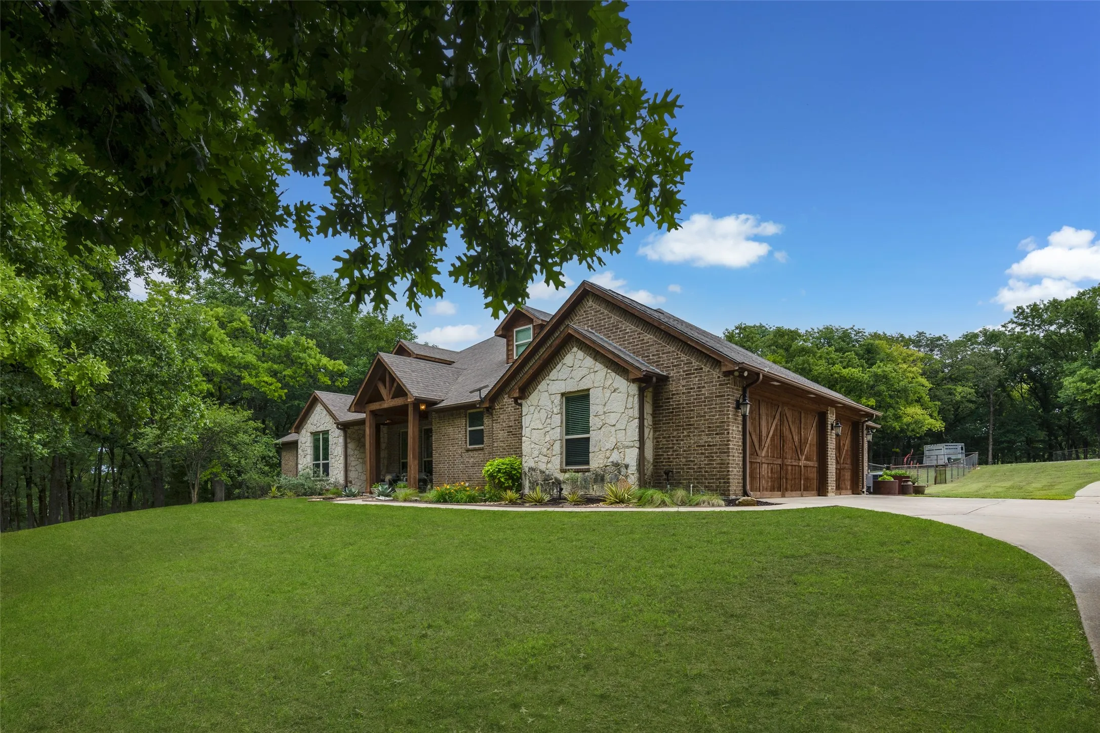 Single Family Residence For Sale in Kaufman County , 247 River Bend Trail, Combine, Texas 75159, 3 Bedroom, 3 Bathroom, 3 Garage spaces, 3,132 Sqft, built in 2014, mls#21266498, Real Estate Agent in Combine, Homes For Sale in Kaufman county, Homes For Sale in Combine, Realtor in Combine Texas, Real Estate Brokerage Independent Realty Texas, Luminita Cordes Realtor
