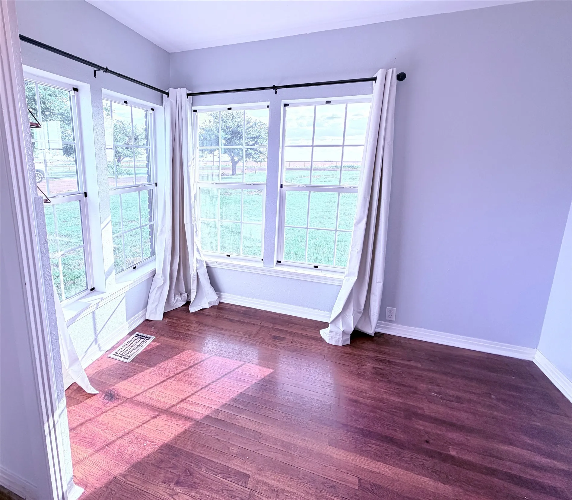 Single Family Residence For Sale in Hardeman County , 1807 Crowell Highway, Quanah, Texas 79252, 3 Bedrooms, 2 Bathrooms, 1 Garage spaces, 2,048 Sqft, built in 1958, Price $215,000, mls#21268505, Real Estate Agent in Quanah, Homes For Sale in Hardeman county, Homes For Sale in Quanah, Realtor in Quanah Texas, Real Estate Brokerage Independent Realty Texas, Luminita Cordes Realtor