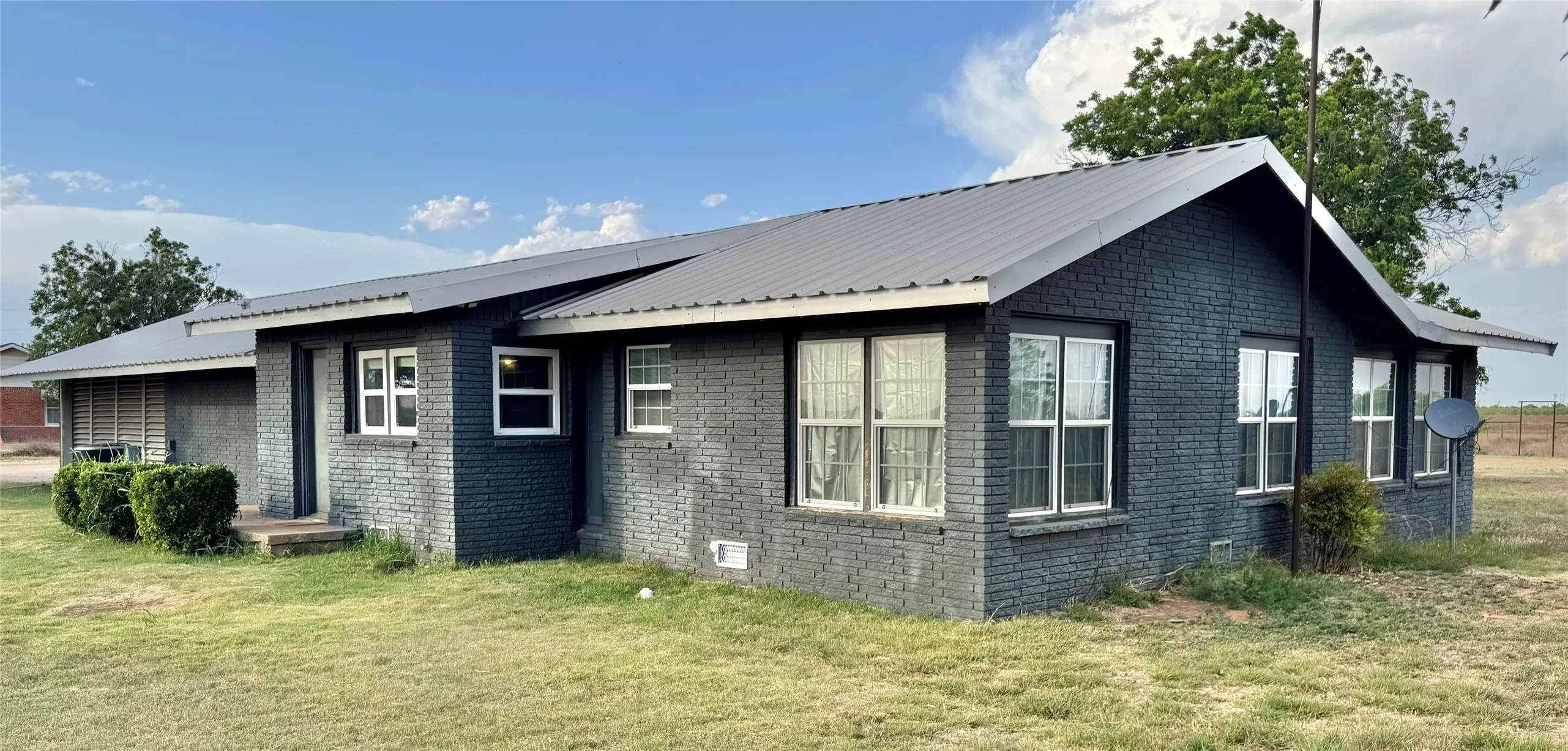 Single Family Residence For Sale in Hardeman County , 1807 Crowell Highway, Quanah, Texas 79252, 3 Bedrooms, 2 Bathrooms, 1 Garage spaces, 2,048 Sqft, built in 1958, Price $215,000, mls#21268505, Real Estate Agent in Quanah, Homes For Sale in Hardeman county, Homes For Sale in Quanah, Realtor in Quanah Texas, Real Estate Brokerage Independent Realty Texas, Luminita Cordes Realtor