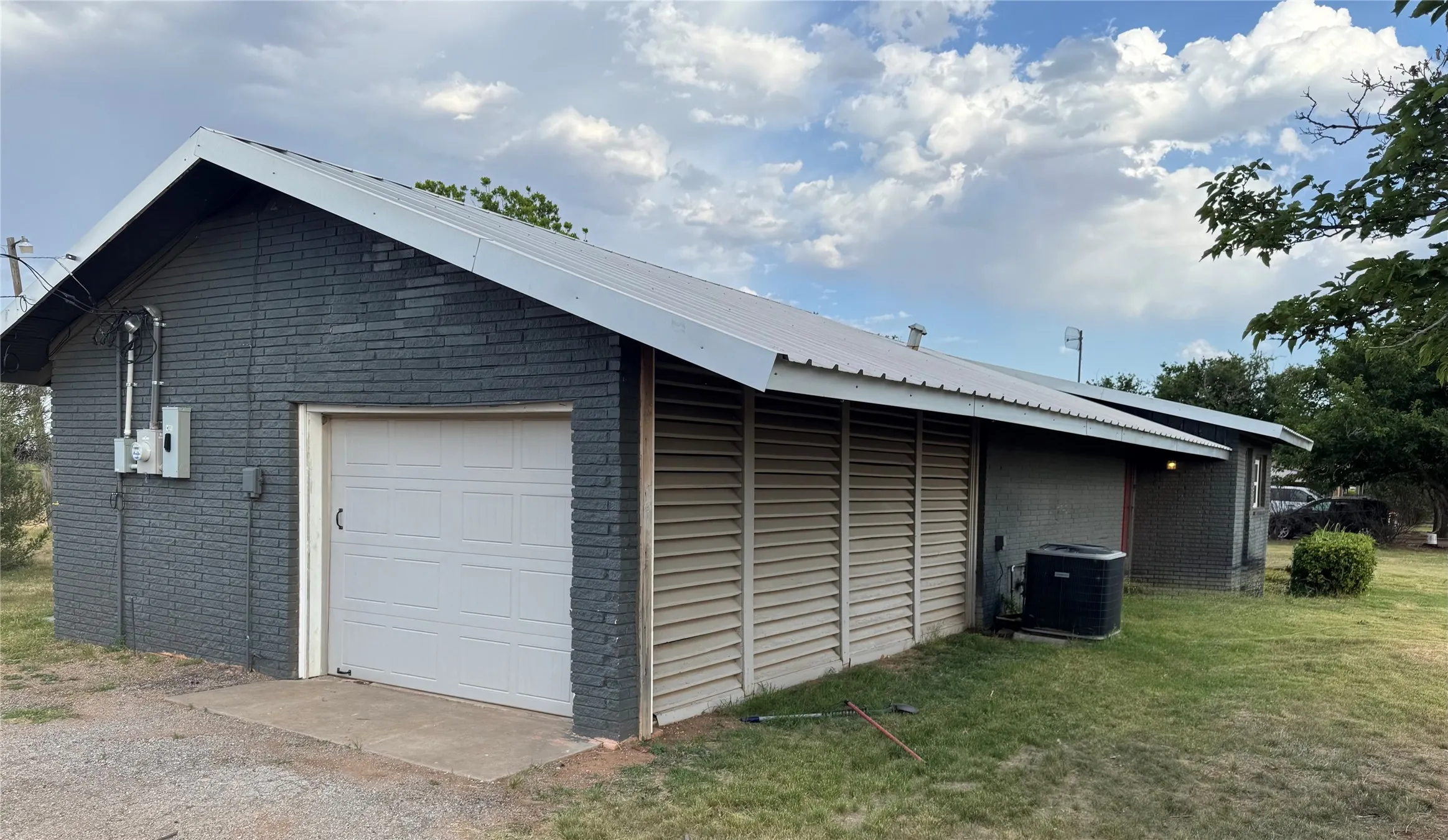 Single Family Residence For Sale in Hardeman County , 1807 Crowell Highway, Quanah, Texas 79252, 3 Bedrooms, 2 Bathrooms, 1 Garage spaces, 2,048 Sqft, built in 1958, Price $215,000, mls#21268505, Real Estate Agent in Quanah, Homes For Sale in Hardeman county, Homes For Sale in Quanah, Realtor in Quanah Texas, Real Estate Brokerage Independent Realty Texas, Luminita Cordes Realtor