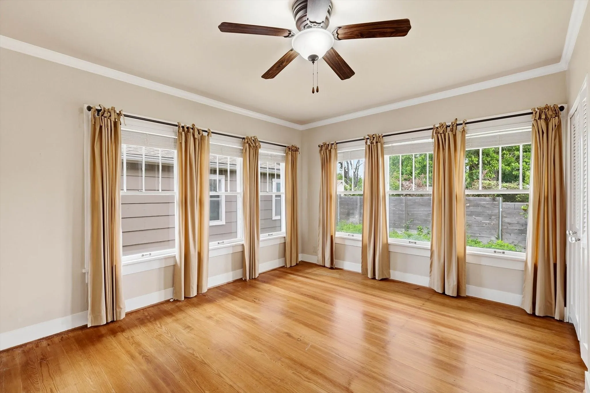 Single Family Residence For Sale in Tarrant County , 4000 Linden Avenue, Fort Worth, Texas 76107, 3 Bedroom, 2 Bathroom, 2 Garage spaces, 1,641 Sqft, built in 1923, mls#21263507, Real Estate Agent in Fort Worth, Homes For Sale in Tarrant county, Homes For Sale in Fort Worth, Realtor in Fort Worth Texas, Real Estate Brokerage Independent Realty Texas, Luminita Cordes Realtor