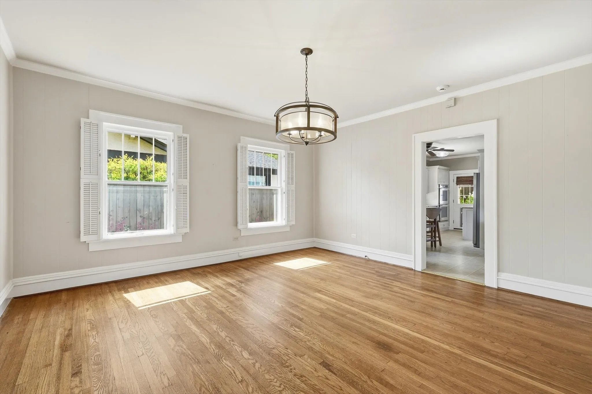 Single Family Residence For Sale in Tarrant County , 4000 Linden Avenue, Fort Worth, Texas 76107, 3 Bedroom, 2 Bathroom, 2 Garage spaces, 1,641 Sqft, built in 1923, mls#21263507, Real Estate Agent in Fort Worth, Homes For Sale in Tarrant county, Homes For Sale in Fort Worth, Realtor in Fort Worth Texas, Real Estate Brokerage Independent Realty Texas, Luminita Cordes Realtor