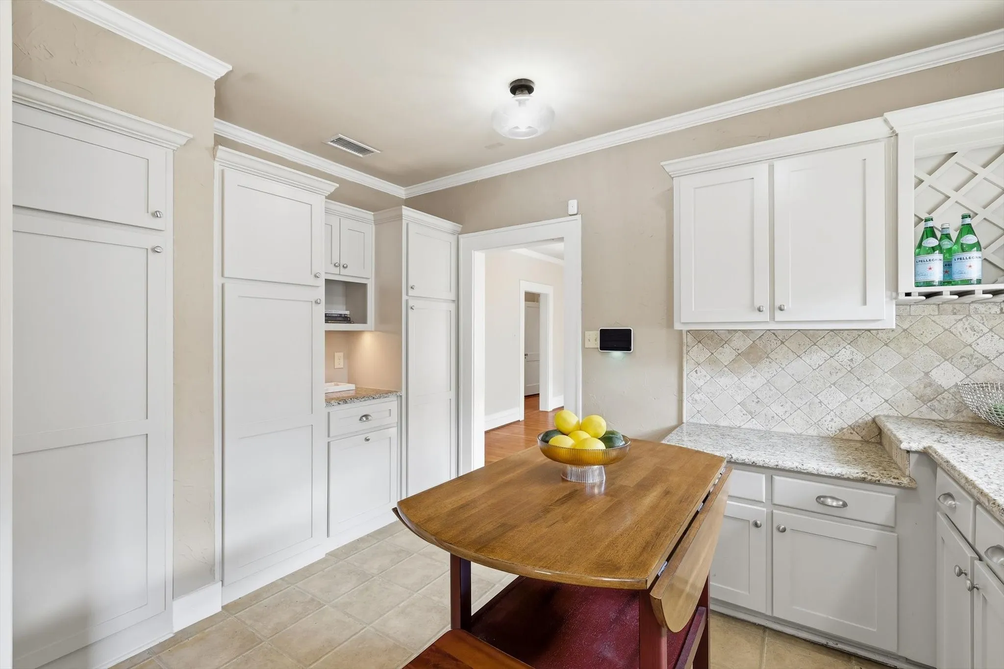 Single Family Residence For Sale in Tarrant County , 4000 Linden Avenue, Fort Worth, Texas 76107, 3 Bedroom, 2 Bathroom, 2 Garage spaces, 1,641 Sqft, built in 1923, mls#21263507, Real Estate Agent in Fort Worth, Homes For Sale in Tarrant county, Homes For Sale in Fort Worth, Realtor in Fort Worth Texas, Real Estate Brokerage Independent Realty Texas, Luminita Cordes Realtor
