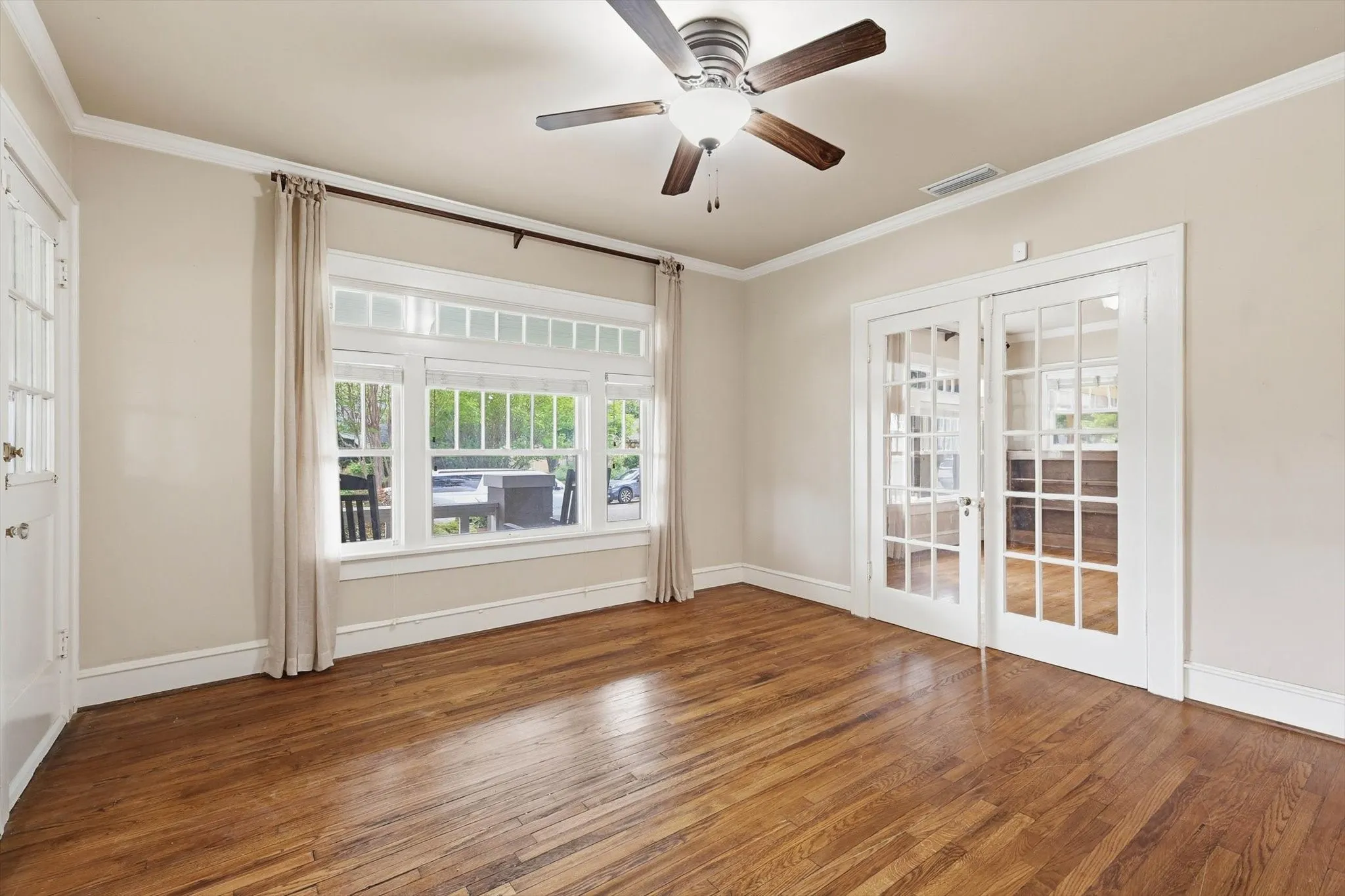 Single Family Residence For Sale in Tarrant County , 4000 Linden Avenue, Fort Worth, Texas 76107, 3 Bedroom, 2 Bathroom, 2 Garage spaces, 1,641 Sqft, built in 1923, mls#21263507, Real Estate Agent in Fort Worth, Homes For Sale in Tarrant county, Homes For Sale in Fort Worth, Realtor in Fort Worth Texas, Real Estate Brokerage Independent Realty Texas, Luminita Cordes Realtor