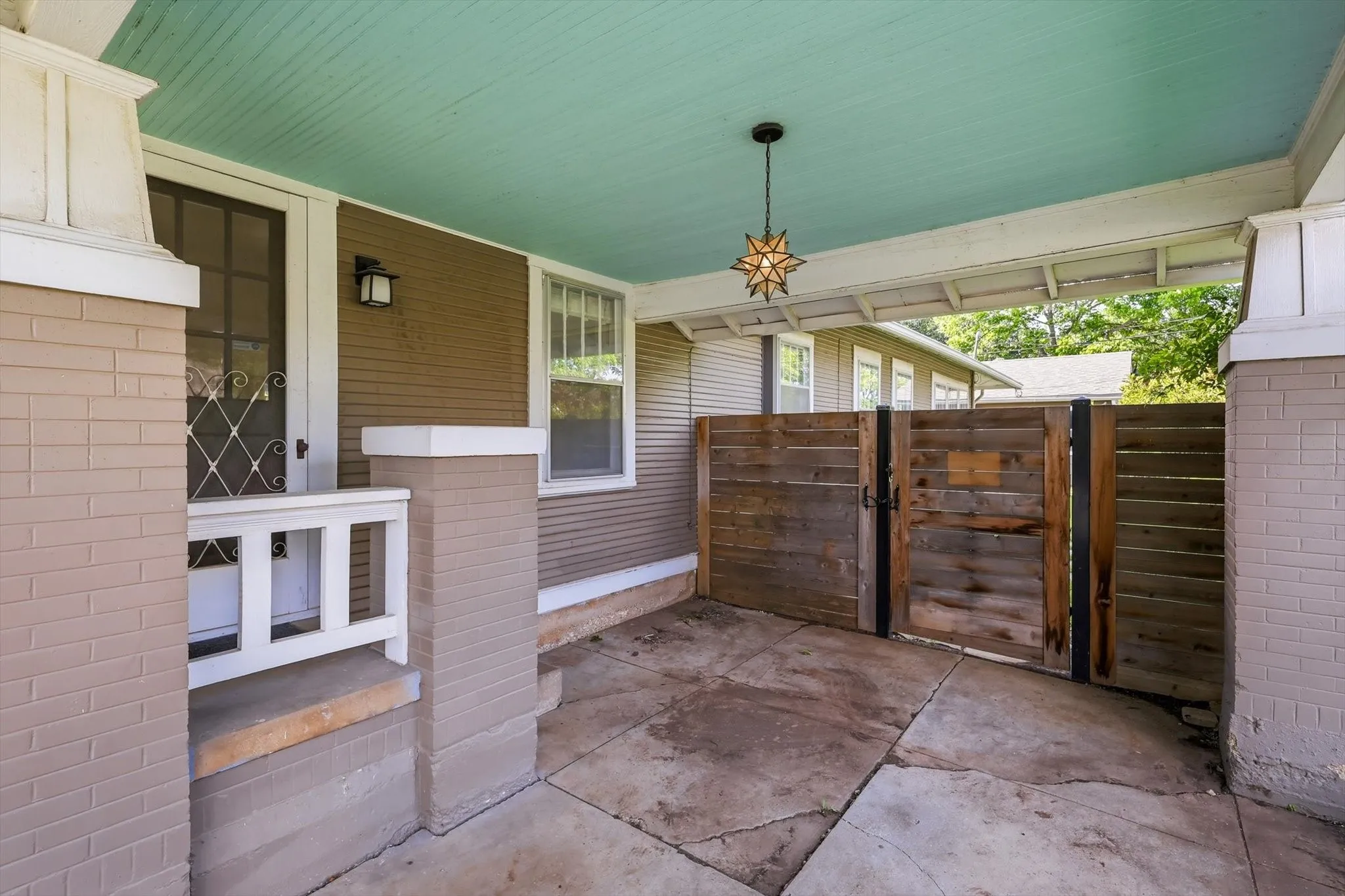 Single Family Residence For Sale in Tarrant County , 4000 Linden Avenue, Fort Worth, Texas 76107, 3 Bedroom, 2 Bathroom, 2 Garage spaces, 1,641 Sqft, built in 1923, mls#21263507, Real Estate Agent in Fort Worth, Homes For Sale in Tarrant county, Homes For Sale in Fort Worth, Realtor in Fort Worth Texas, Real Estate Brokerage Independent Realty Texas, Luminita Cordes Realtor