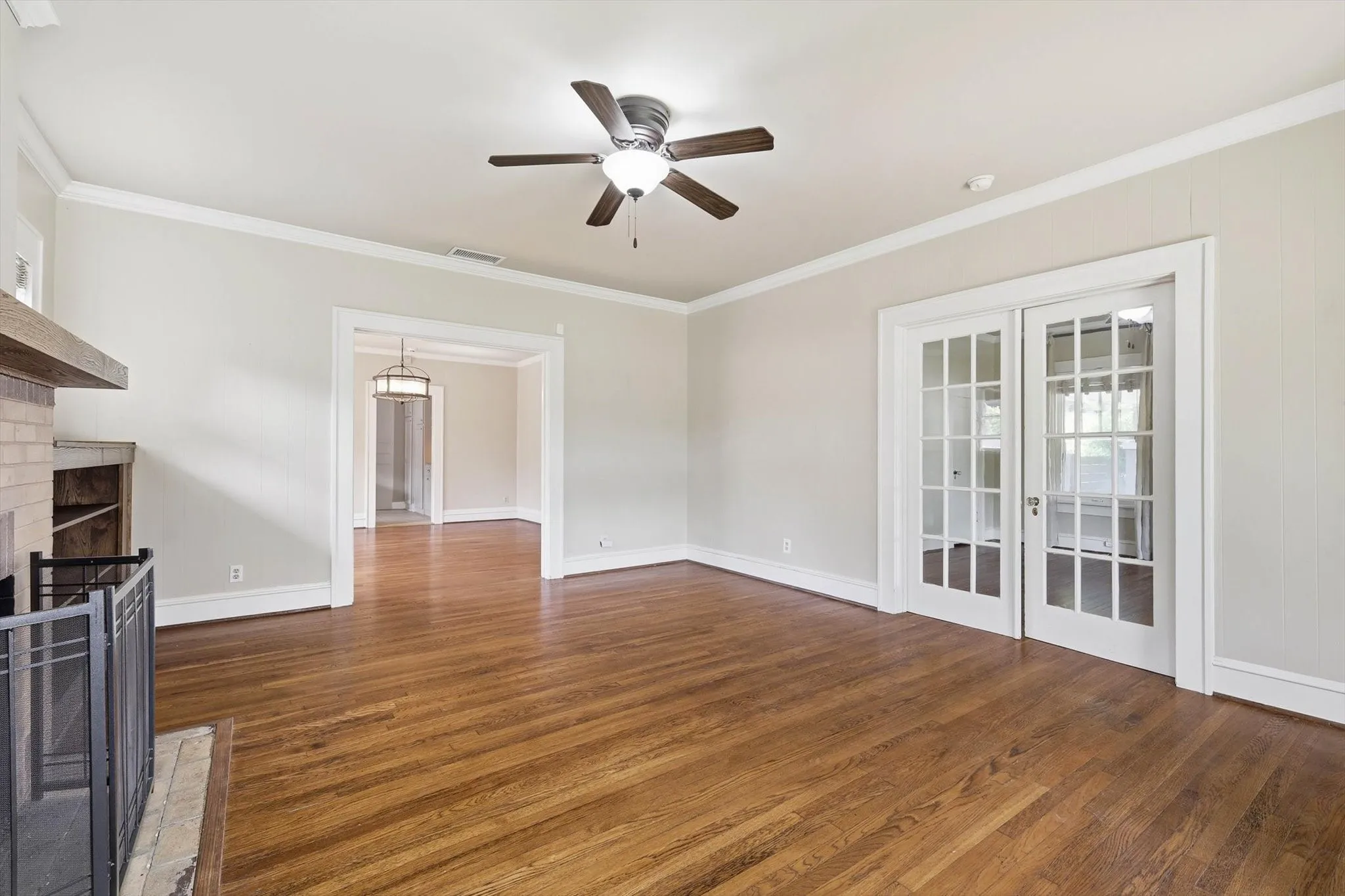 Single Family Residence For Sale in Tarrant County , 4000 Linden Avenue, Fort Worth, Texas 76107, 3 Bedroom, 2 Bathroom, 2 Garage spaces, 1,641 Sqft, built in 1923, mls#21263507, Real Estate Agent in Fort Worth, Homes For Sale in Tarrant county, Homes For Sale in Fort Worth, Realtor in Fort Worth Texas, Real Estate Brokerage Independent Realty Texas, Luminita Cordes Realtor