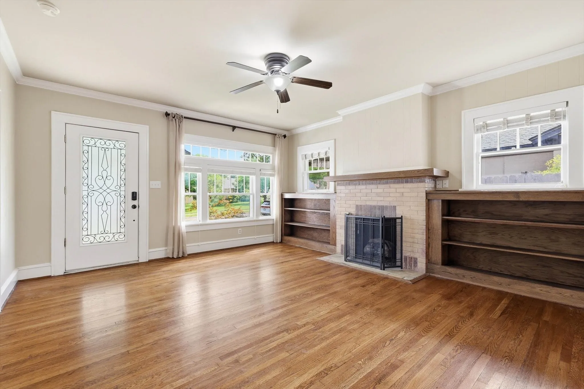 Single Family Residence For Sale in Tarrant County , 4000 Linden Avenue, Fort Worth, Texas 76107, 3 Bedroom, 2 Bathroom, 2 Garage spaces, 1,641 Sqft, built in 1923, mls#21263507, Real Estate Agent in Fort Worth, Homes For Sale in Tarrant county, Homes For Sale in Fort Worth, Realtor in Fort Worth Texas, Real Estate Brokerage Independent Realty Texas, Luminita Cordes Realtor