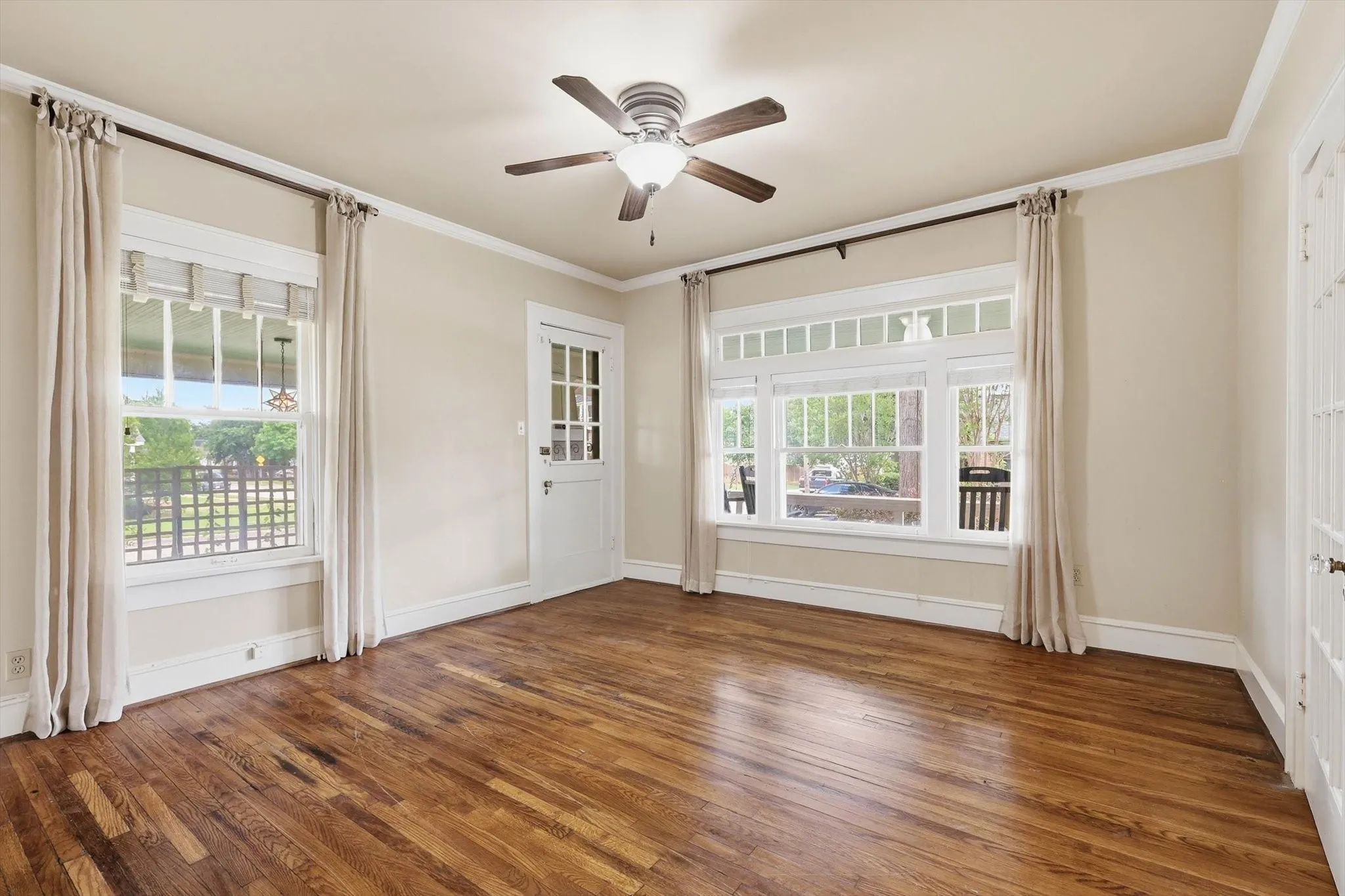 Single Family Residence For Sale in Tarrant County , 4000 Linden Avenue, Fort Worth, Texas 76107, 3 Bedroom, 2 Bathroom, 2 Garage spaces, 1,641 Sqft, built in 1923, mls#21263507, Real Estate Agent in Fort Worth, Homes For Sale in Tarrant county, Homes For Sale in Fort Worth, Realtor in Fort Worth Texas, Real Estate Brokerage Independent Realty Texas, Luminita Cordes Realtor