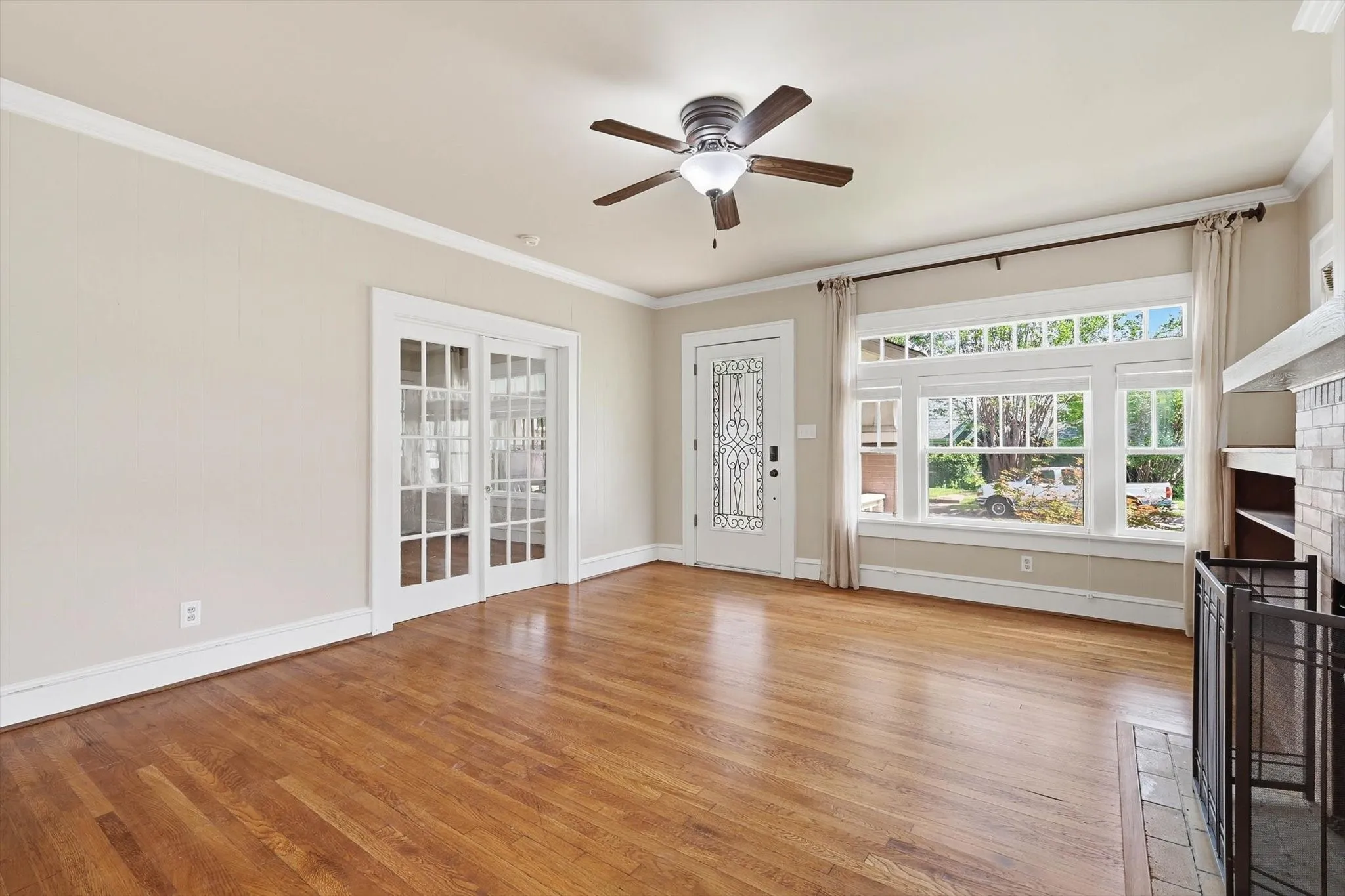 Single Family Residence For Sale in Tarrant County , 4000 Linden Avenue, Fort Worth, Texas 76107, 3 Bedroom, 2 Bathroom, 2 Garage spaces, 1,641 Sqft, built in 1923, mls#21263507, Real Estate Agent in Fort Worth, Homes For Sale in Tarrant county, Homes For Sale in Fort Worth, Realtor in Fort Worth Texas, Real Estate Brokerage Independent Realty Texas, Luminita Cordes Realtor