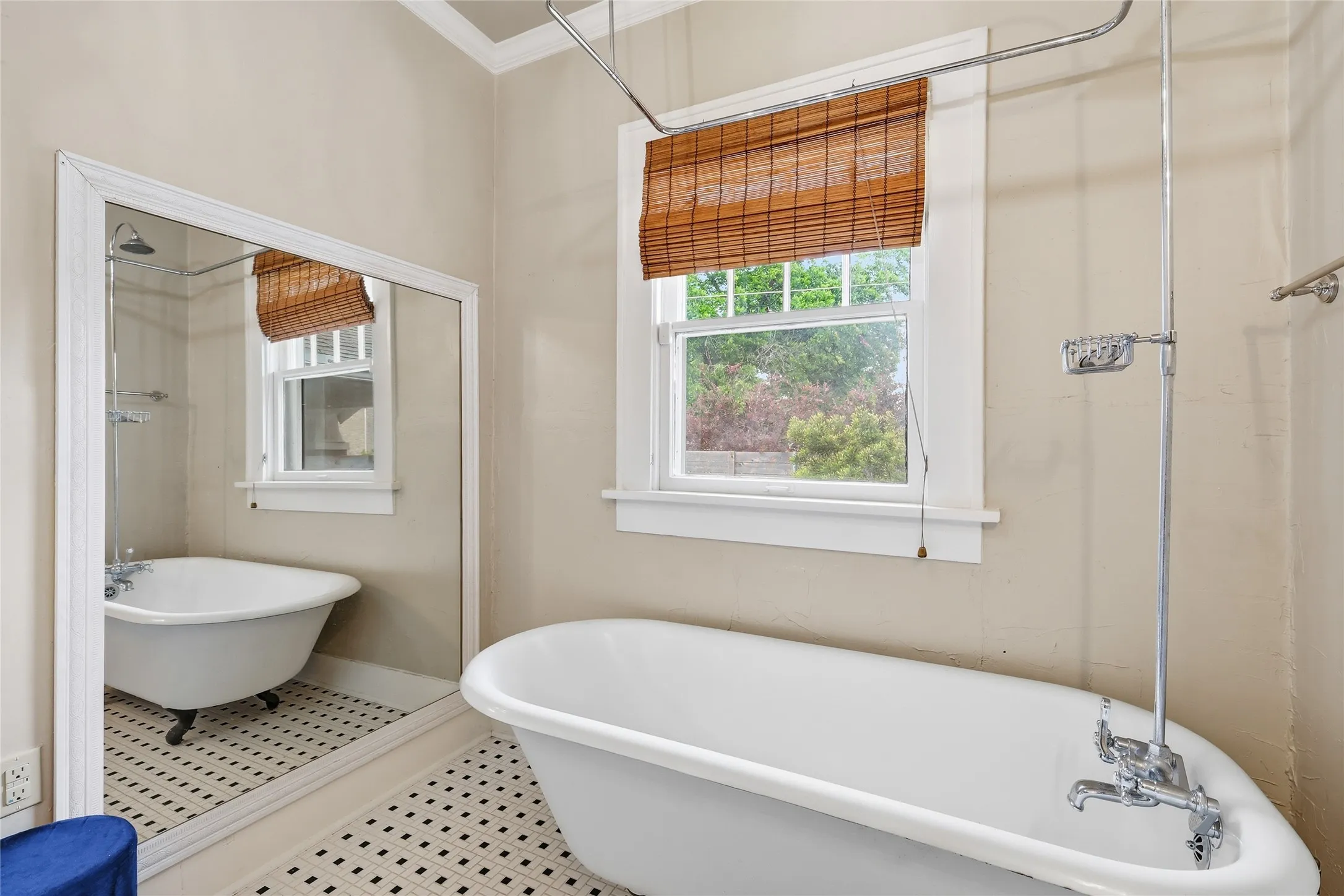 Single Family Residence For Sale in Tarrant County , 4000 Linden Avenue, Fort Worth, Texas 76107, 3 Bedroom, 2 Bathroom, 2 Garage spaces, 1,641 Sqft, built in 1923, mls#21263507, Real Estate Agent in Fort Worth, Homes For Sale in Tarrant county, Homes For Sale in Fort Worth, Realtor in Fort Worth Texas, Real Estate Brokerage Independent Realty Texas, Luminita Cordes Realtor
