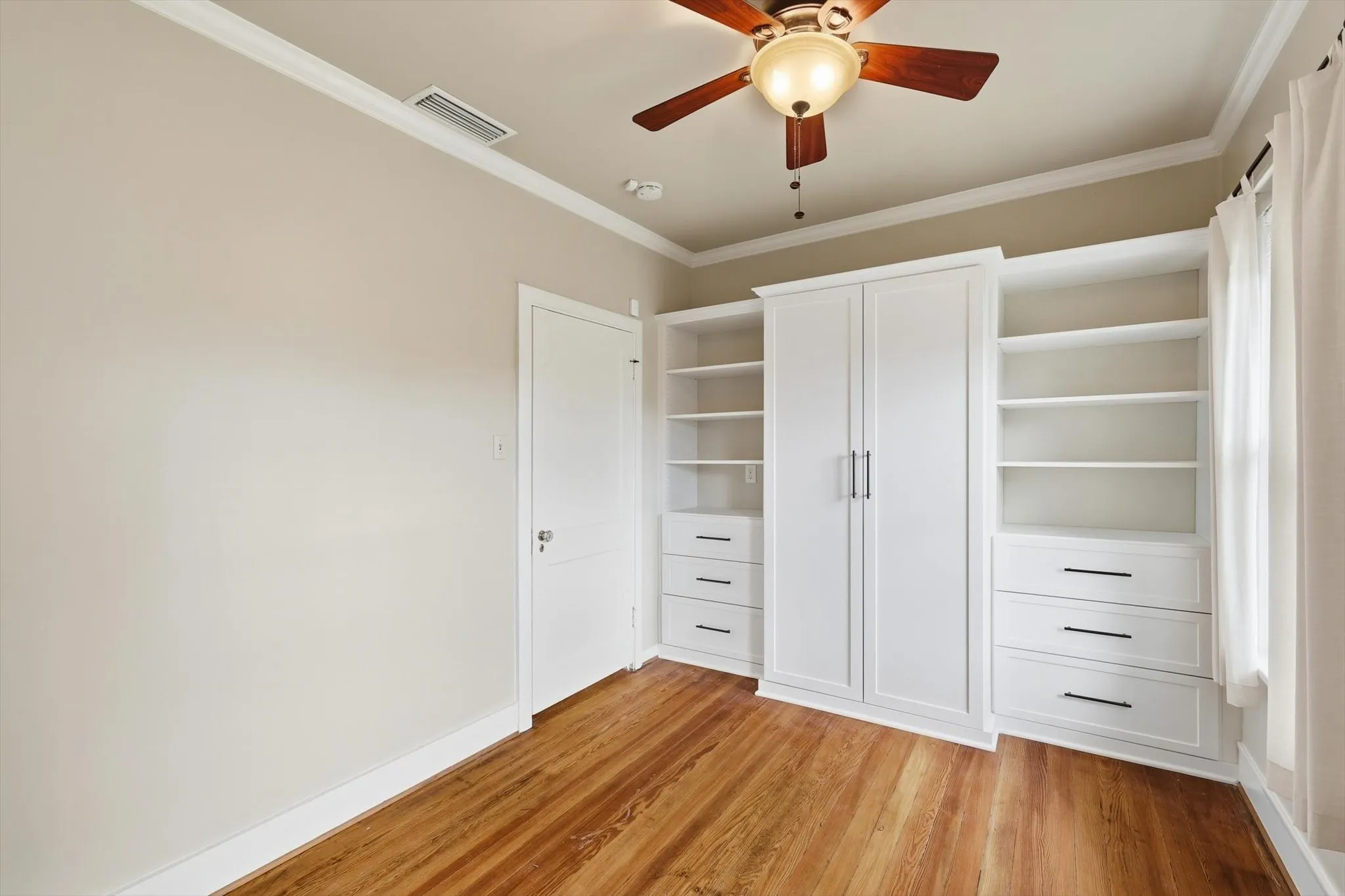 Single Family Residence For Sale in Tarrant County , 4000 Linden Avenue, Fort Worth, Texas 76107, 3 Bedroom, 2 Bathroom, 2 Garage spaces, 1,641 Sqft, built in 1923, mls#21263507, Real Estate Agent in Fort Worth, Homes For Sale in Tarrant county, Homes For Sale in Fort Worth, Realtor in Fort Worth Texas, Real Estate Brokerage Independent Realty Texas, Luminita Cordes Realtor