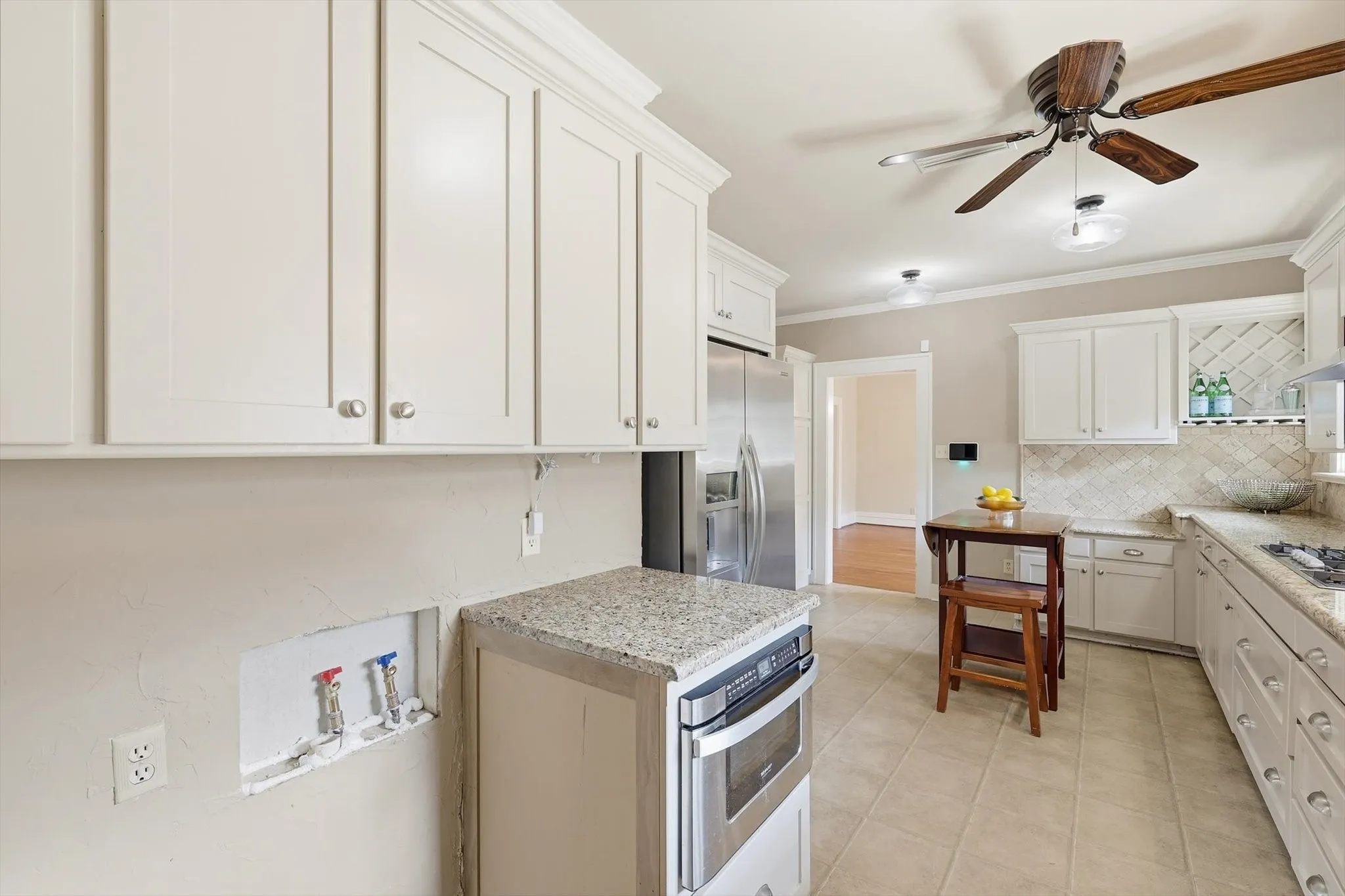 Single Family Residence For Sale in Tarrant County , 4000 Linden Avenue, Fort Worth, Texas 76107, 3 Bedroom, 2 Bathroom, 2 Garage spaces, 1,641 Sqft, built in 1923, mls#21263507, Real Estate Agent in Fort Worth, Homes For Sale in Tarrant county, Homes For Sale in Fort Worth, Realtor in Fort Worth Texas, Real Estate Brokerage Independent Realty Texas, Luminita Cordes Realtor