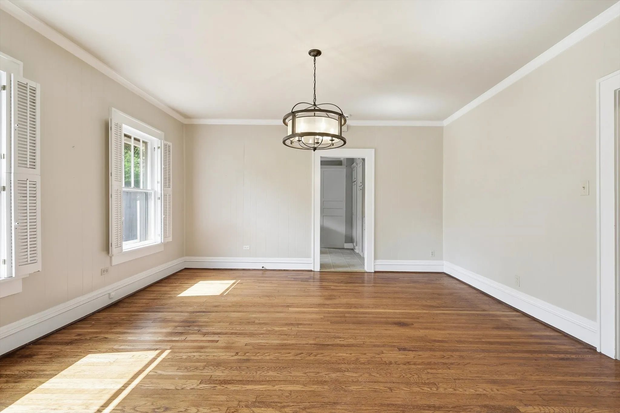 Single Family Residence For Sale in Tarrant County , 4000 Linden Avenue, Fort Worth, Texas 76107, 3 Bedroom, 2 Bathroom, 2 Garage spaces, 1,641 Sqft, built in 1923, mls#21263507, Real Estate Agent in Fort Worth, Homes For Sale in Tarrant county, Homes For Sale in Fort Worth, Realtor in Fort Worth Texas, Real Estate Brokerage Independent Realty Texas, Luminita Cordes Realtor