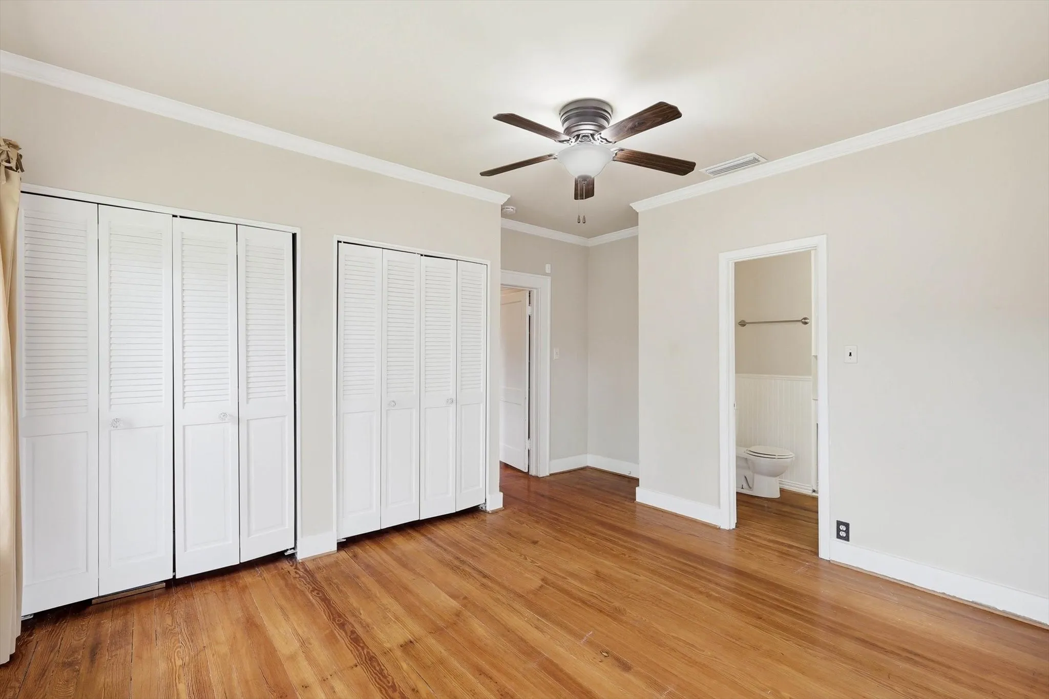 Single Family Residence For Sale in Tarrant County , 4000 Linden Avenue, Fort Worth, Texas 76107, 3 Bedroom, 2 Bathroom, 2 Garage spaces, 1,641 Sqft, built in 1923, mls#21263507, Real Estate Agent in Fort Worth, Homes For Sale in Tarrant county, Homes For Sale in Fort Worth, Realtor in Fort Worth Texas, Real Estate Brokerage Independent Realty Texas, Luminita Cordes Realtor