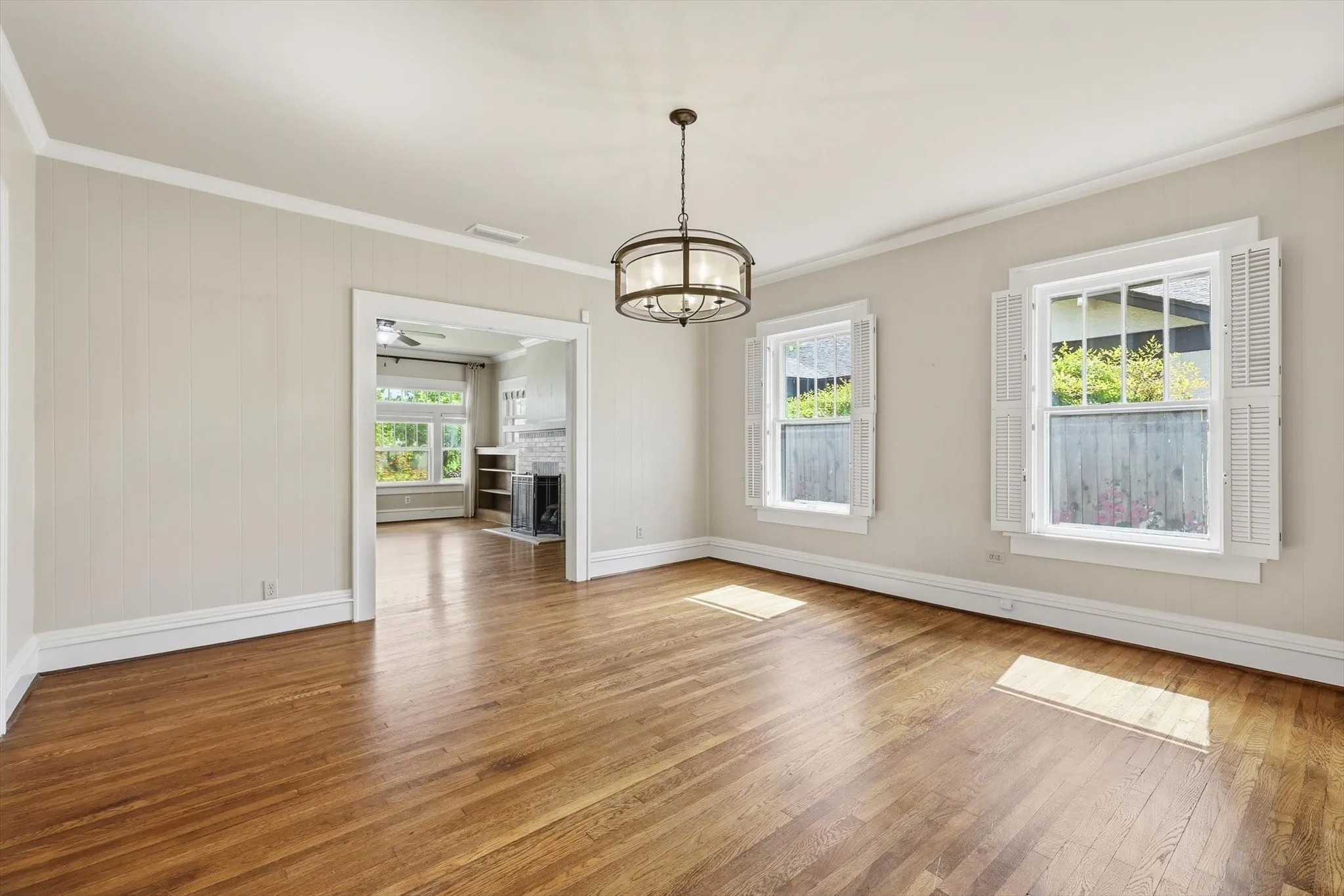 Single Family Residence For Sale in Tarrant County , 4000 Linden Avenue, Fort Worth, Texas 76107, 3 Bedroom, 2 Bathroom, 2 Garage spaces, 1,641 Sqft, built in 1923, mls#21263507, Real Estate Agent in Fort Worth, Homes For Sale in Tarrant county, Homes For Sale in Fort Worth, Realtor in Fort Worth Texas, Real Estate Brokerage Independent Realty Texas, Luminita Cordes Realtor