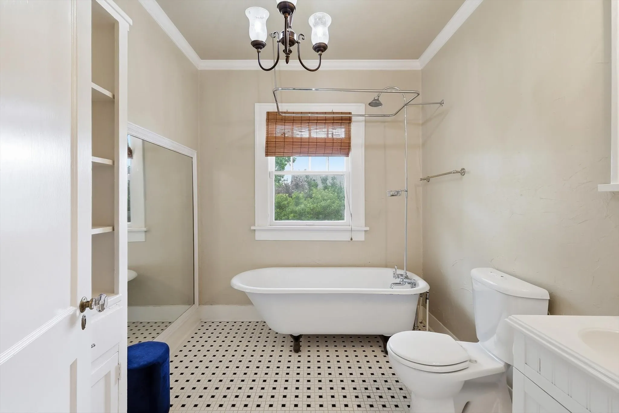 Single Family Residence For Sale in Tarrant County , 4000 Linden Avenue, Fort Worth, Texas 76107, 3 Bedroom, 2 Bathroom, 2 Garage spaces, 1,641 Sqft, built in 1923, mls#21263507, Real Estate Agent in Fort Worth, Homes For Sale in Tarrant county, Homes For Sale in Fort Worth, Realtor in Fort Worth Texas, Real Estate Brokerage Independent Realty Texas, Luminita Cordes Realtor