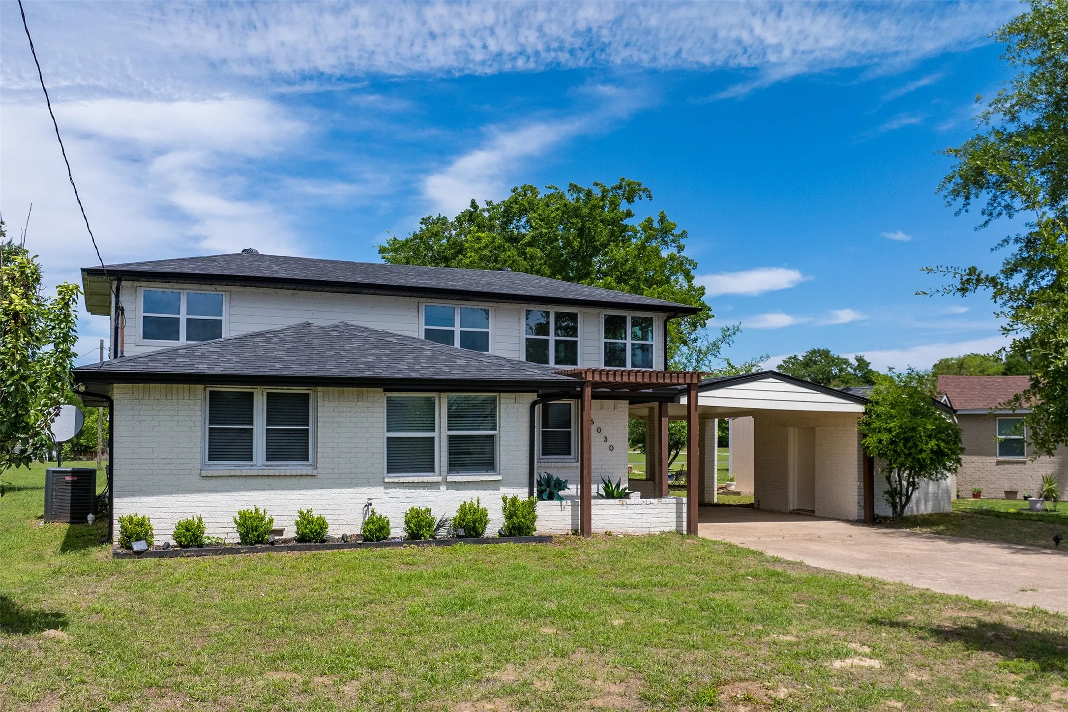 Single Family Residence For Sale in Henderson County , 16030 Saint Paul Drive, Caney City, Texas 75148, 3 Bedroom, 2 Bathroom, Garage spaces, 2,384 Sqft, built in 1982, mls#21267586, Real Estate Agent in Caney City, Homes For Sale in Henderson county, Homes For Sale in Caney City, Realtor in Caney City Texas, Real Estate Brokerage Independent Realty Texas, Luminita Cordes Realtor