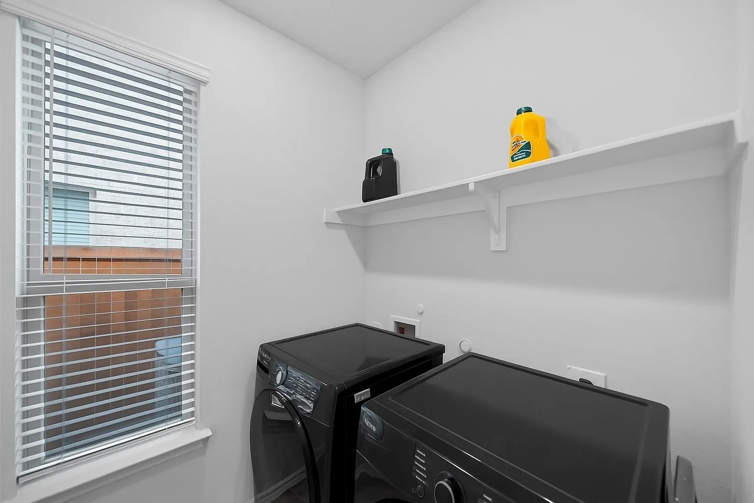 Washroom with independent washer and dryer and baseboards