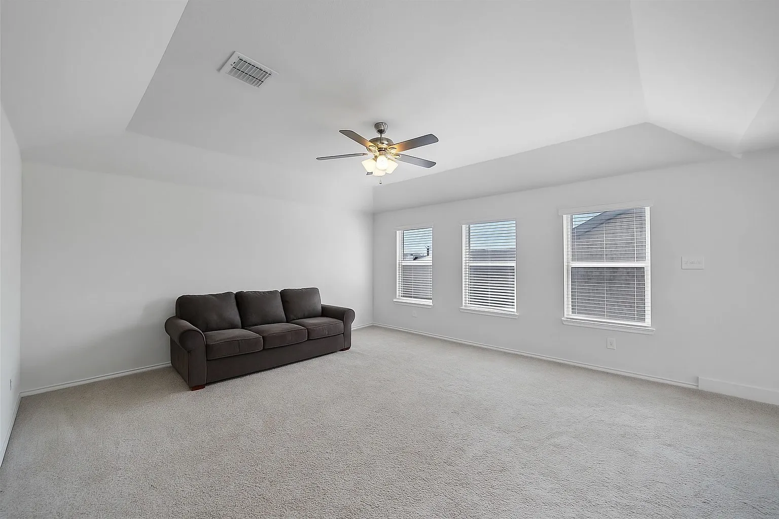 Unfurnished room with carpet and a ceiling fan