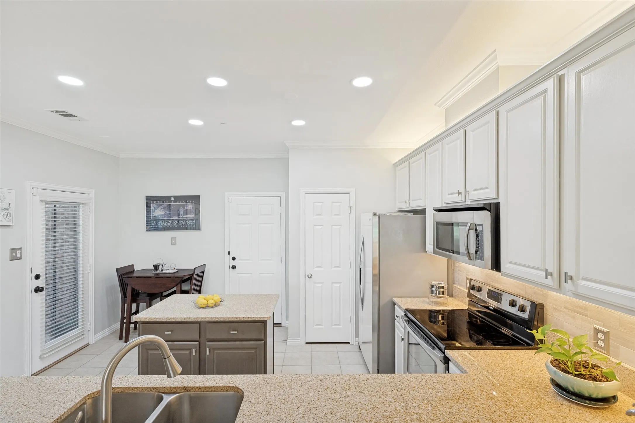 Townhouse For Sale in Collin County , 5802 Antique Rose Trail, Fairview, Texas 75069, 2 Bedroom, 2 Bathroom, 2 Garage spaces, 1,255 Sqft, built in 2007, mls#21268252, Real Estate Agent in Fairview, Homes For Sale in Collin county, Homes For Sale in Fairview, Realtor in Fairview Texas, Real Estate Brokerage Independent Realty Texas, Luminita Cordes Realtor