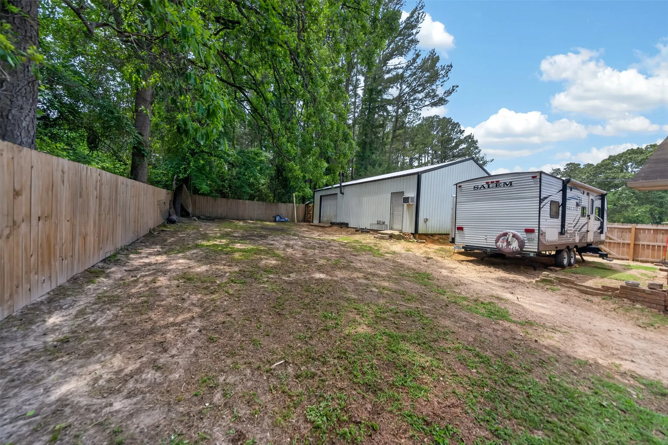 Single Family Residence For Sale in Smith County , 20351 Eastern Hills Drive, Flint, Texas 75762, 3 Bedroom, 2 Bathroom, Garage spaces, 1,241 Sqft, built in 1995, Price $290,000, mls#21269763, Real Estate Agent in Flint, Homes For Sale in Smith county, Homes For Sale in Flint, Realtor in Flint Texas, Real Estate Brokerage Independent Realty Texas, Luminita Cordes Realtor