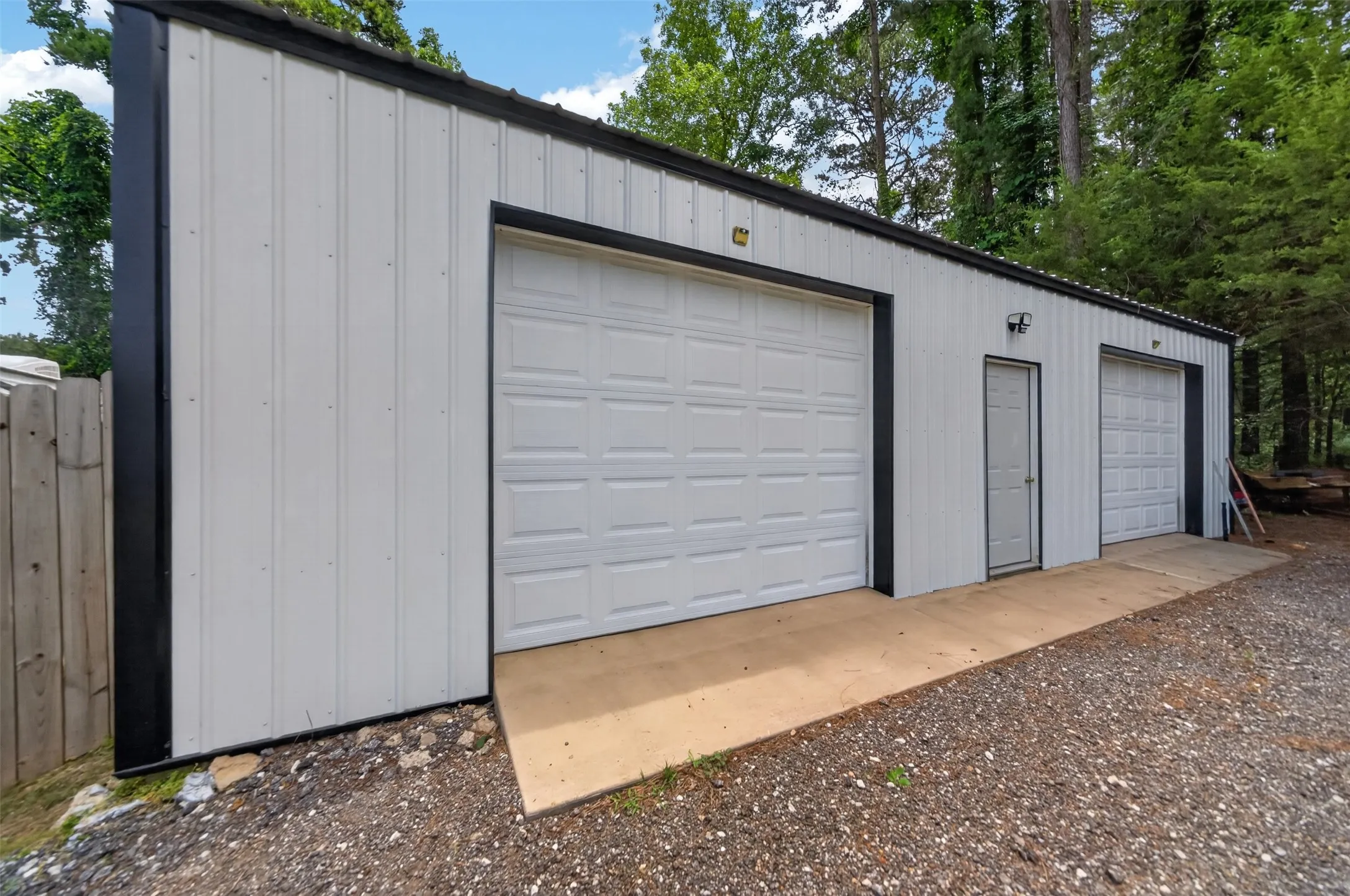 Single Family Residence For Sale in Smith County , 20351 Eastern Hills Drive, Flint, Texas 75762, 3 Bedroom, 2 Bathroom, Garage spaces, 1,241 Sqft, built in 1995, Price $290,000, mls#21269763, Real Estate Agent in Flint, Homes For Sale in Smith county, Homes For Sale in Flint, Realtor in Flint Texas, Real Estate Brokerage Independent Realty Texas, Luminita Cordes Realtor