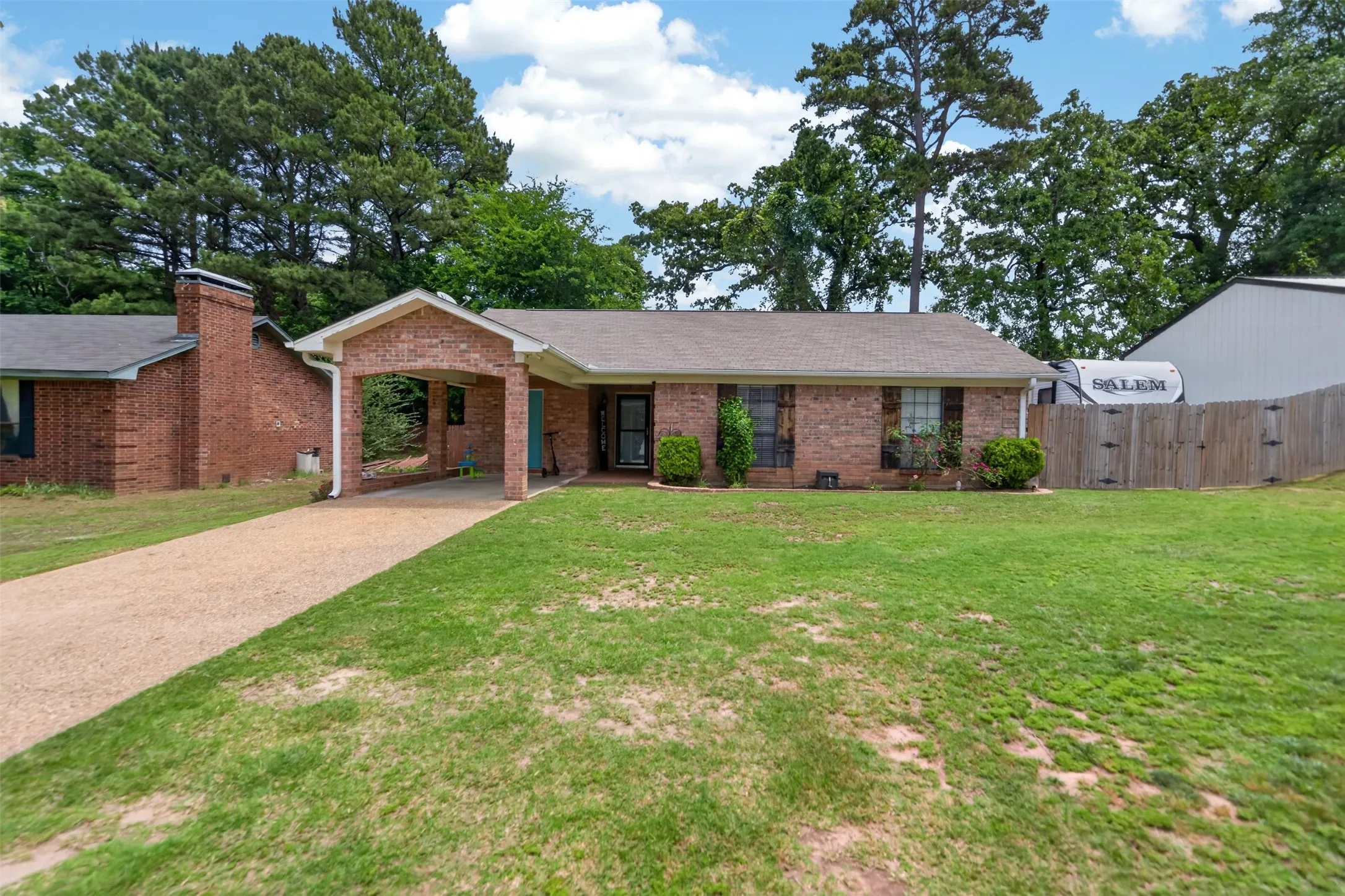 Single Family Residence For Sale in Smith County , 20351 Eastern Hills Drive, Flint, Texas 75762, 3 Bedroom, 2 Bathroom, Garage spaces, 1,241 Sqft, built in 1995, Price $290,000, mls#21269763, Real Estate Agent in Flint, Homes For Sale in Smith county, Homes For Sale in Flint, Realtor in Flint Texas, Real Estate Brokerage Independent Realty Texas, Luminita Cordes Realtor