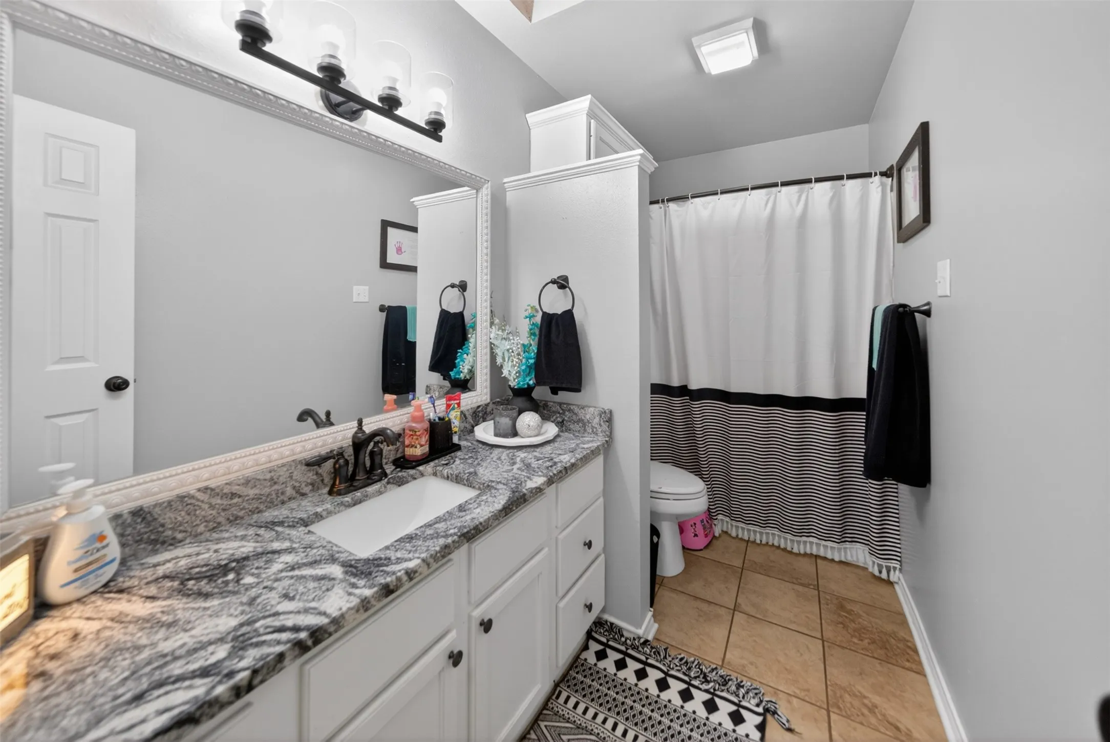 Single Family Residence For Sale in Smith County , 20351 Eastern Hills Drive, Flint, Texas 75762, 3 Bedroom, 2 Bathroom, Garage spaces, 1,241 Sqft, built in 1995, Price $290,000, mls#21269763, Real Estate Agent in Flint, Homes For Sale in Smith county, Homes For Sale in Flint, Realtor in Flint Texas, Real Estate Brokerage Independent Realty Texas, Luminita Cordes Realtor