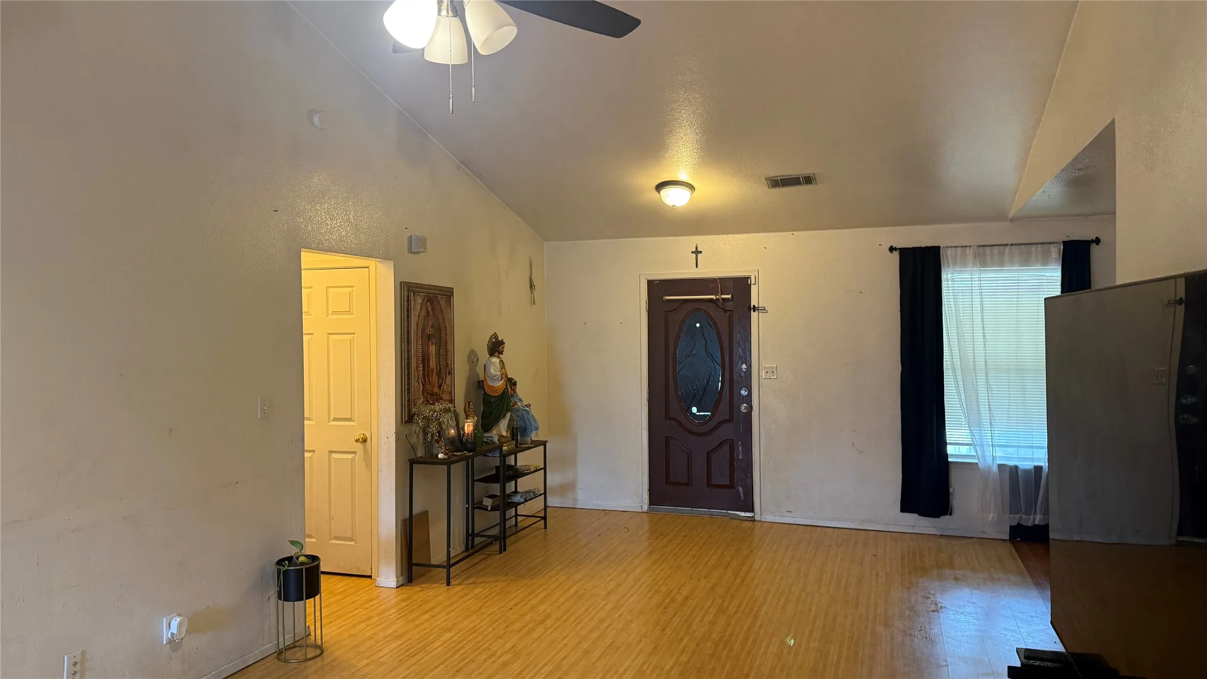 Single Family Residence For Sale in Dallas County , 2330 John Mccoy Drive, Dallas, Texas 75227, 3 Bedroom, 2 Bathroom, 2 Garage spaces, 1,582 Sqft, built in 2001, mls#21269997, Real Estate Agent in Dallas, Homes For Sale in Dallas county, Homes For Sale in Dallas, Realtor in Dallas Texas, Real Estate Brokerage Independent Realty Texas, Luminita Cordes Realtor
