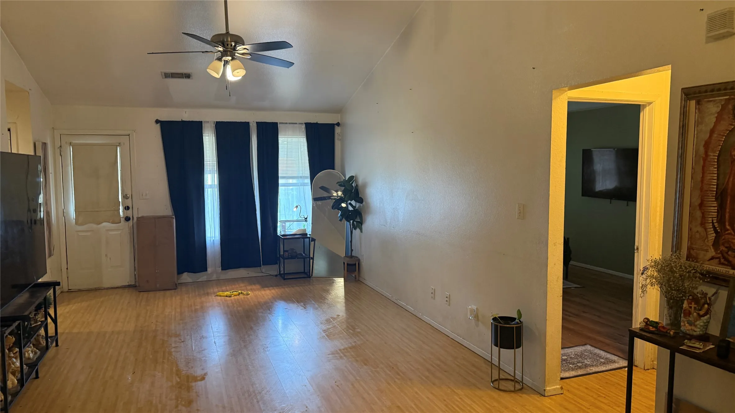 Single Family Residence For Sale in Dallas County , 2330 John Mccoy Drive, Dallas, Texas 75227, 3 Bedroom, 2 Bathroom, 2 Garage spaces, 1,582 Sqft, built in 2001, mls#21269997, Real Estate Agent in Dallas, Homes For Sale in Dallas county, Homes For Sale in Dallas, Realtor in Dallas Texas, Real Estate Brokerage Independent Realty Texas, Luminita Cordes Realtor