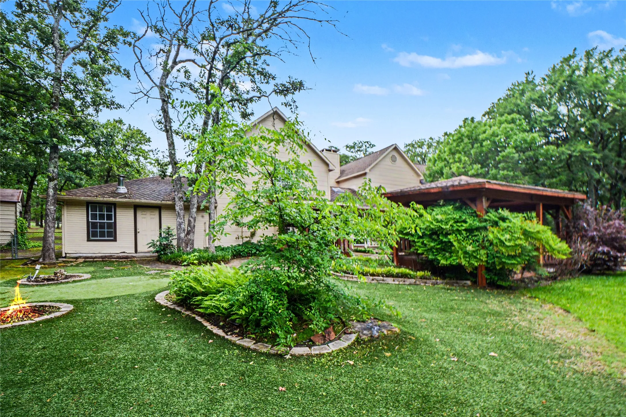 Single Family Residence For Sale in Hunt County , 5753 Fm 36 S, Quinlan, Texas 75474, 3 Bedroom, 3 Bathroom, 3 Garage spaces, 2,765 Sqft, built in 1989, mls#21270410, Real Estate Agent in Quinlan, Homes For Sale in Hunt county, Homes For Sale in Quinlan, Realtor in Quinlan Texas, Real Estate Brokerage Independent Realty Texas, Luminita Cordes Realtor
