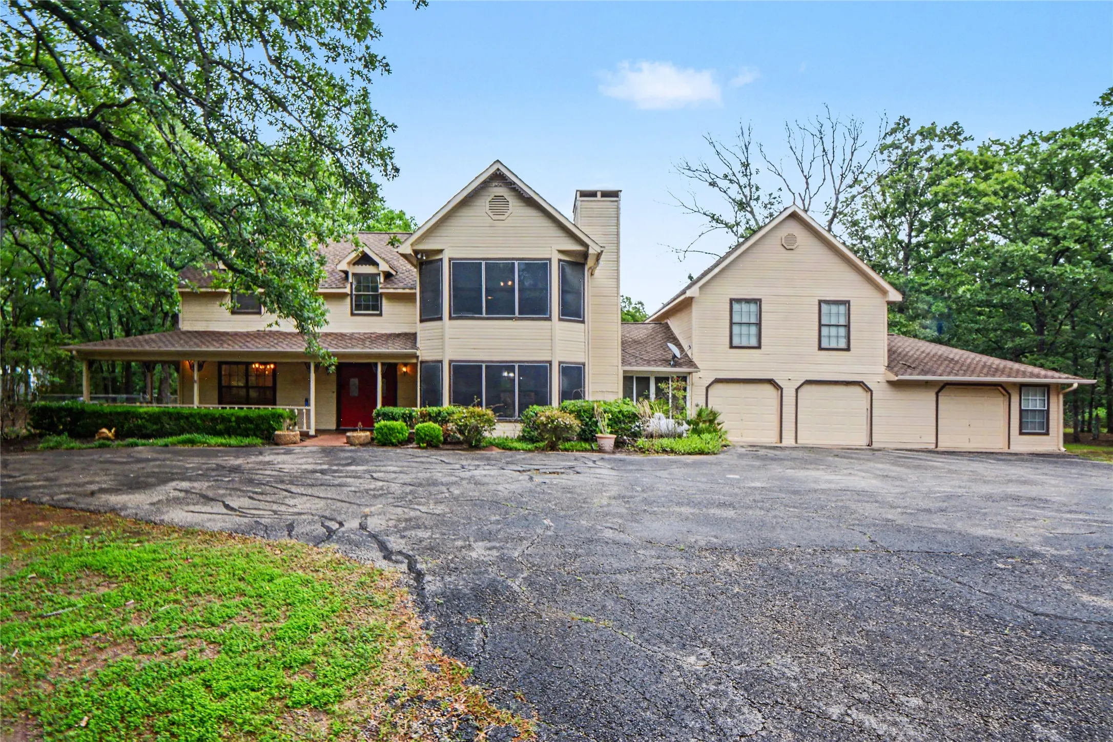 Single Family Residence For Sale in Hunt County , 5753 Fm 36 S, Quinlan, Texas 75474, 3 Bedroom, 3 Bathroom, 3 Garage spaces, 2,765 Sqft, built in 1989, mls#21270410, Real Estate Agent in Quinlan, Homes For Sale in Hunt county, Homes For Sale in Quinlan, Realtor in Quinlan Texas, Real Estate Brokerage Independent Realty Texas, Luminita Cordes Realtor