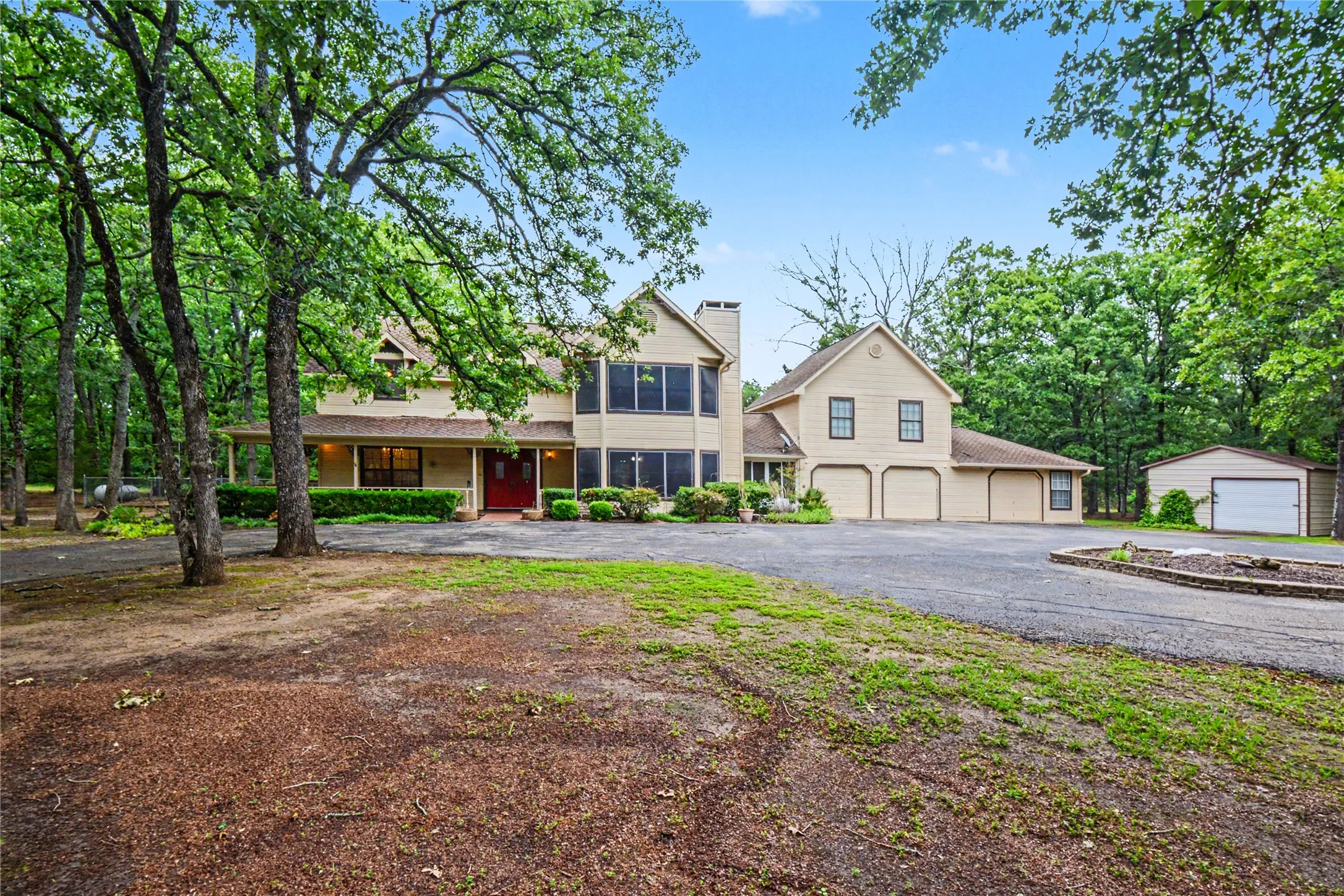 Single Family Residence For Sale in Hunt County , 5753 Fm 36 S, Quinlan, Texas 75474, 3 Bedroom, 3 Bathroom, 3 Garage spaces, 2,765 Sqft, built in 1989, mls#21270410, Real Estate Agent in Quinlan, Homes For Sale in Hunt county, Homes For Sale in Quinlan, Realtor in Quinlan Texas, Real Estate Brokerage Independent Realty Texas, Luminita Cordes Realtor