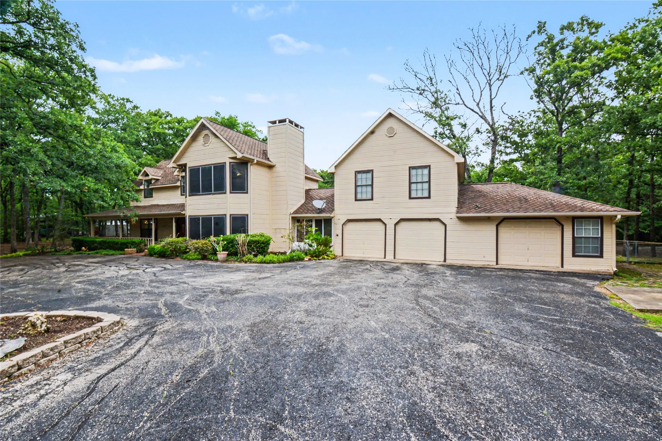 Single Family Residence For Sale in Hunt County , 5753 Fm 36 S, Quinlan, Texas 75474, 3 Bedroom, 3 Bathroom, 3 Garage spaces, 2,765 Sqft, built in 1989, mls#21270410, Real Estate Agent in Quinlan, Homes For Sale in Hunt county, Homes For Sale in Quinlan, Realtor in Quinlan Texas, Real Estate Brokerage Independent Realty Texas, Luminita Cordes Realtor