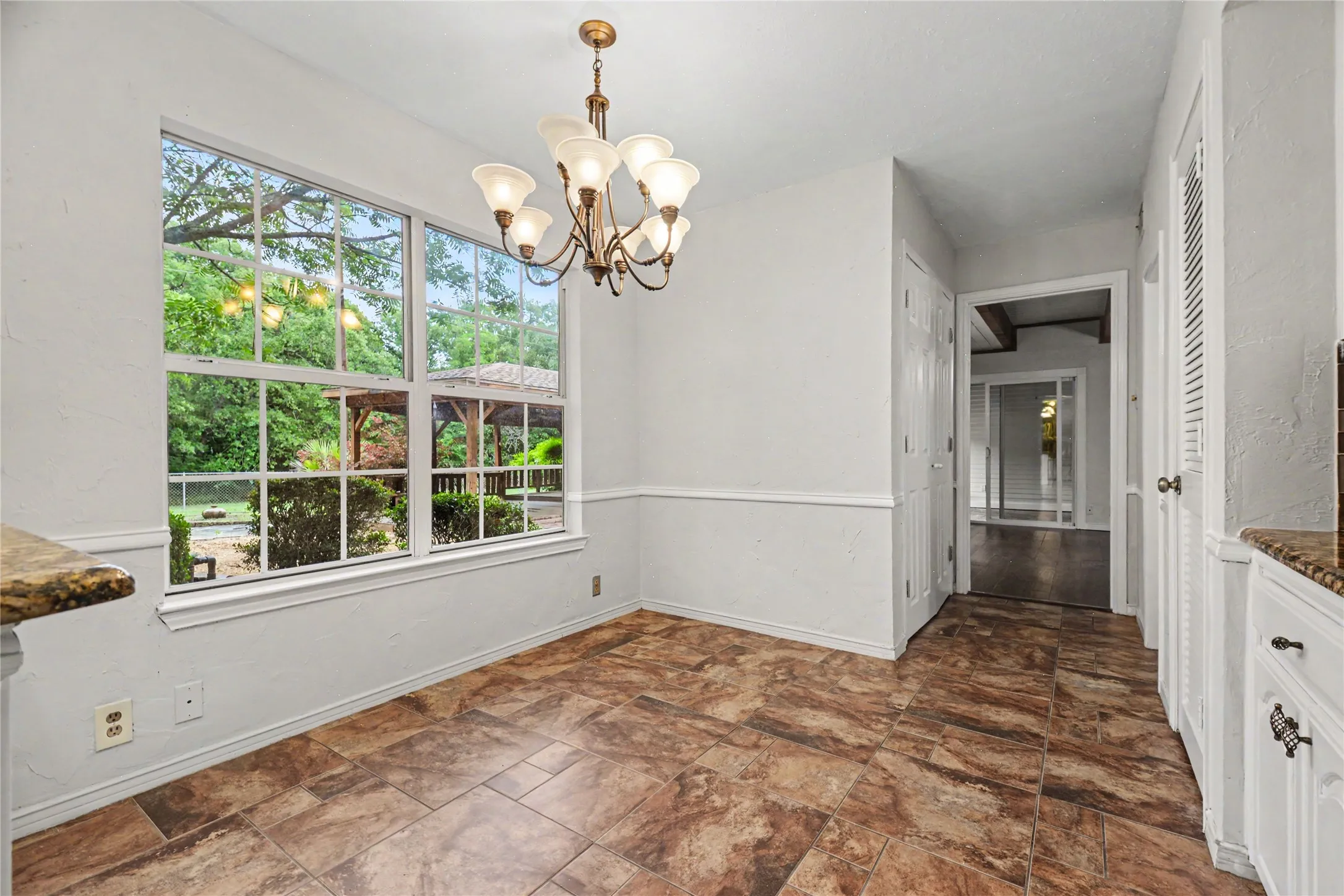 Single Family Residence For Sale in Hunt County , 5753 Fm 36 S, Quinlan, Texas 75474, 3 Bedroom, 3 Bathroom, 3 Garage spaces, 2,765 Sqft, built in 1989, mls#21270410, Real Estate Agent in Quinlan, Homes For Sale in Hunt county, Homes For Sale in Quinlan, Realtor in Quinlan Texas, Real Estate Brokerage Independent Realty Texas, Luminita Cordes Realtor